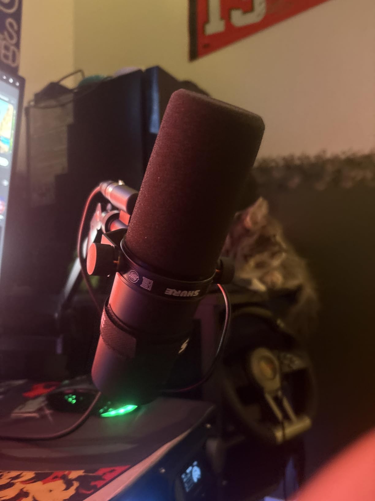 Shure SM7B Dynamic Studio Microphone - XLR Mic for Podcasting, Streaming, Vocal Recording & Broadcasting, Wide Frequency Range, Smooth Warm Audio, Detachable Windscreen customer photo 1