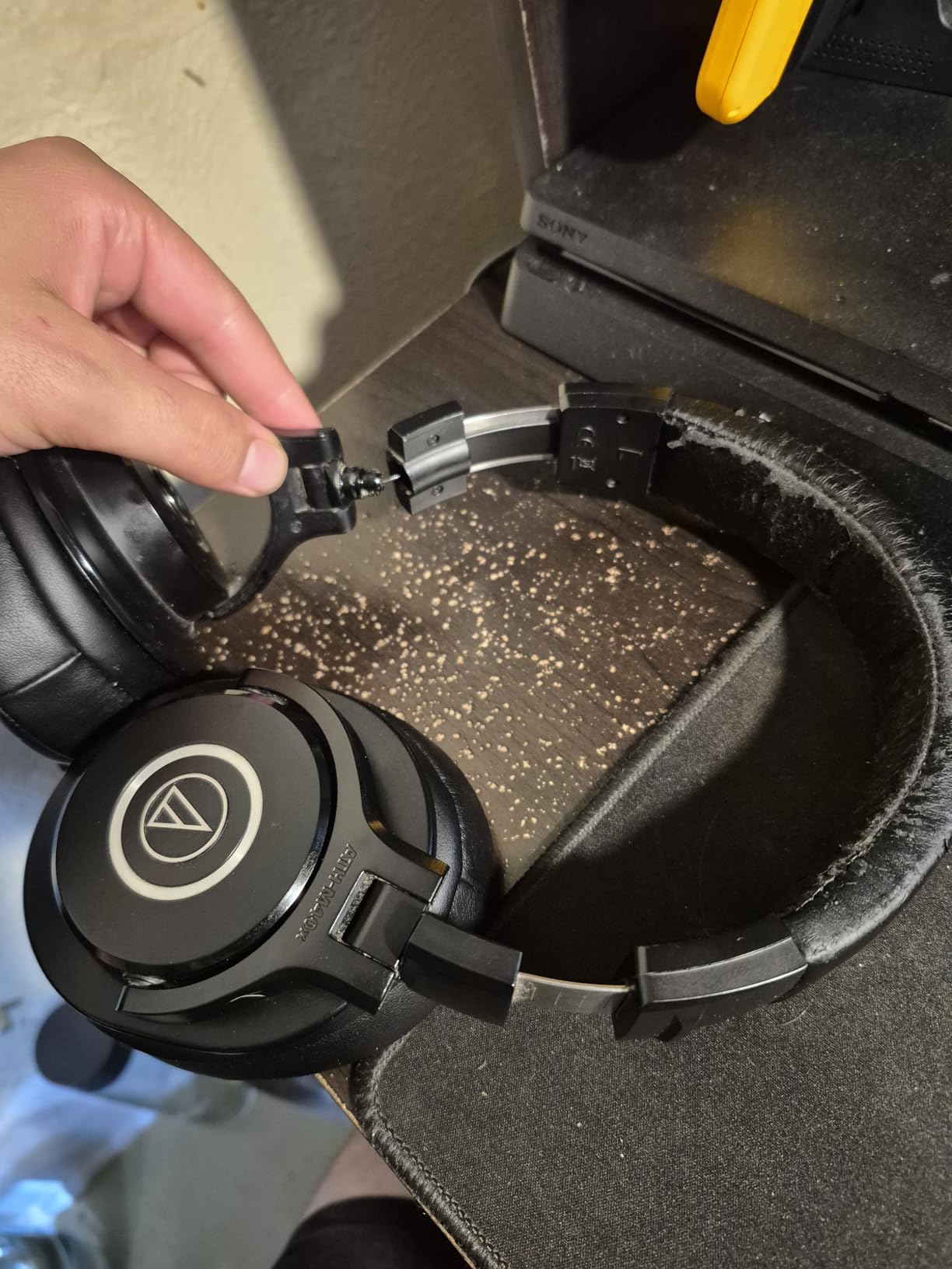 Audio-Technica ATH-M40x Professional Studio Monitor Headphone, Black, with Cutting Edge Engineering, 90 Degree Swiveling Earcups, Pro-Grade Earpads/Headband, Detachable Cables Included | Closed-Back Over-Ear Headphones, 40mm Drivers, 15-24khz Response, 90 Degree Swiveling Earcups customer photo 1