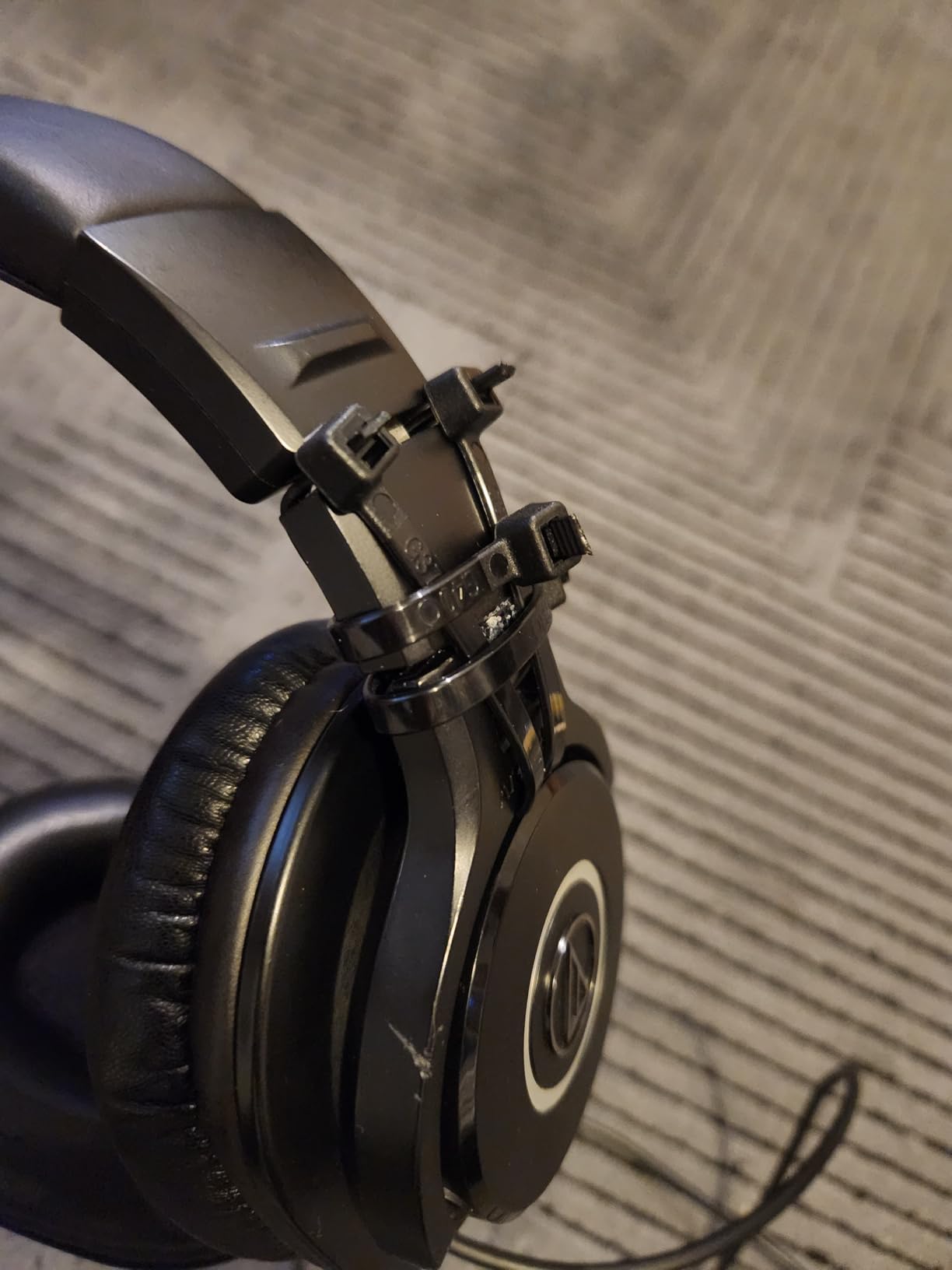 Audio-Technica ATH-M40x Professional Studio Monitor Headphone, Black, with Cutting Edge Engineering, 90 Degree Swiveling Earcups, Pro-Grade Earpads/Headband, Detachable Cables Included | Closed-Back Over-Ear Headphones, 40mm Drivers, 15-24khz Response, 90 Degree Swiveling Earcups customer photo 2