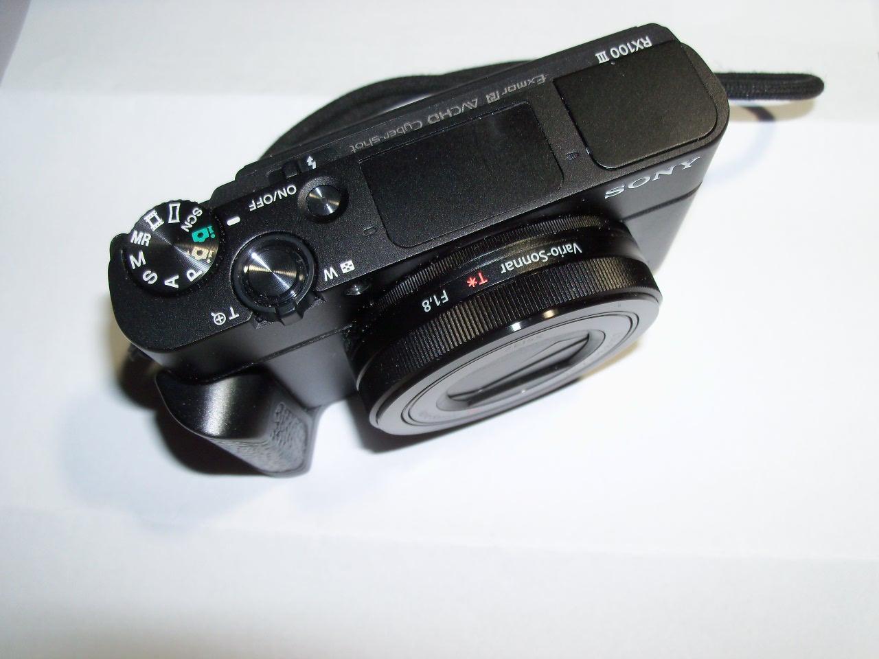 Sony RX100 III 20.1 MP Premium Compact Digital Camera w/1-inch Sensor and 24-70mm F1.8-2.8 ZEISS Zoom Lens (DSCRX100M3/B), Black customer photo 1