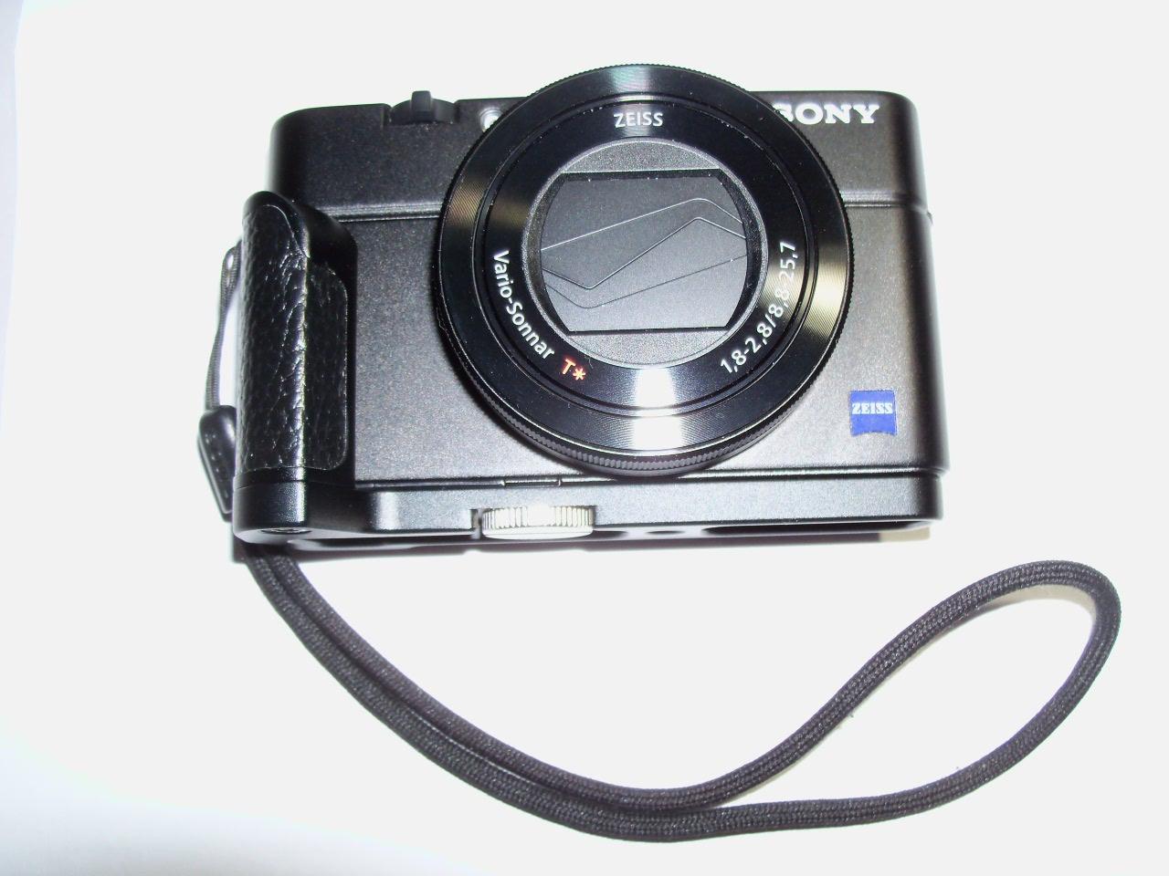 Sony RX100 III 20.1 MP Premium Compact Digital Camera w/1-inch Sensor and 24-70mm F1.8-2.8 ZEISS Zoom Lens (DSCRX100M3/B), Black customer photo 2