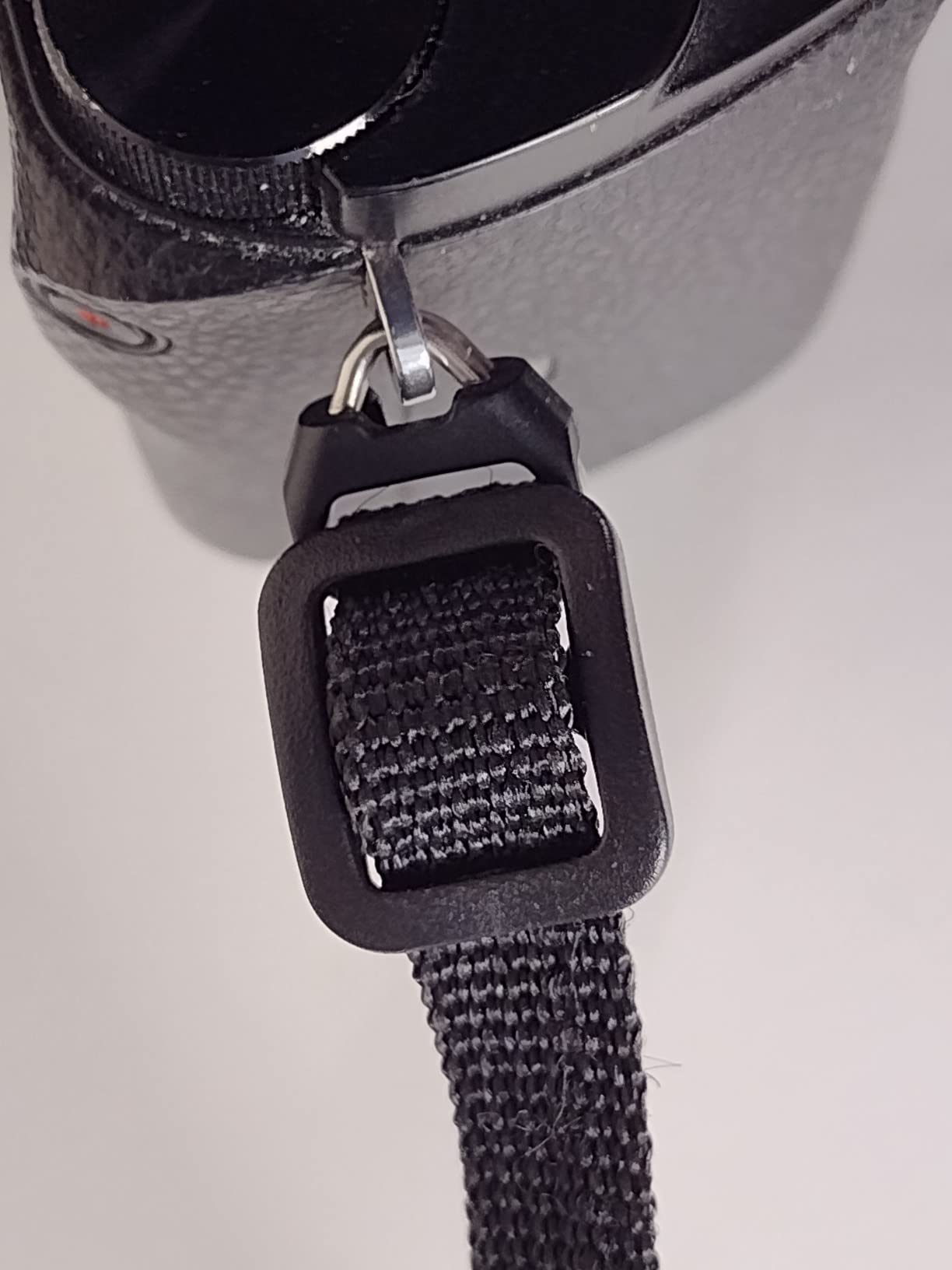 USA Gear TrueSHOT Camera Strap Neoprene Camera Straps - Padded Neck Strap, Pockets, and Quick Release Buckles - Compatible with Canon, Nikon, Sony and More DSLR and Mirrorless Cameras (Black) customer photo 2