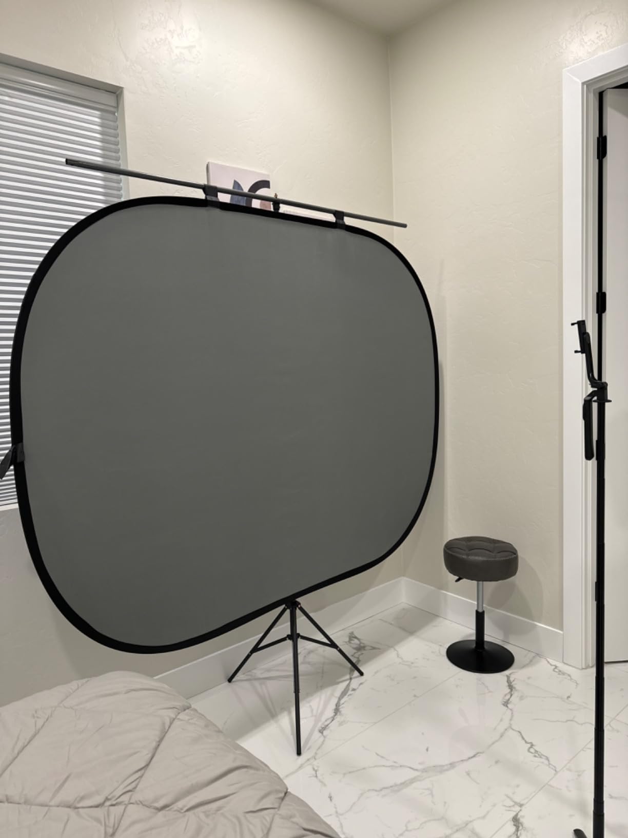 NEEWER Chromakey Backdrops, Double Sided Black Screen and White Screen, 2 in 1 Collapsible and Reversible Background for Photography, Gaming and Live Streaming, 5'×6.6'/1.5m×2m (Black/White) customer photo 2