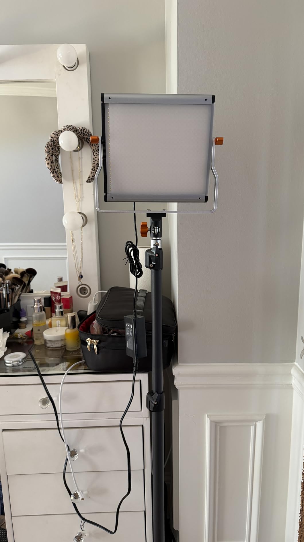 Neewer 2 Packs Dimmable Bi Color 480 LED Video Light Kit, 3200~5600K CRI 96+ LED Panel with U Bracket, 75 inches Tripod Light Stand customer photo 1