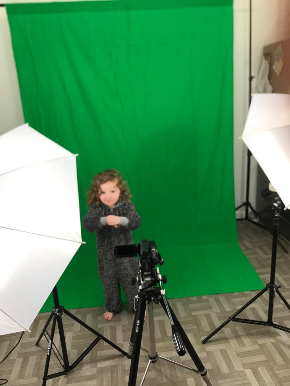 EMART 8.5x10FT Green Screen Backdrop Kit with Umbrella Lights for Studio - Photography Umbrella with 5500K Bulb, 6x9 FT Green Backdrop & Spring Clamps customer photo 2