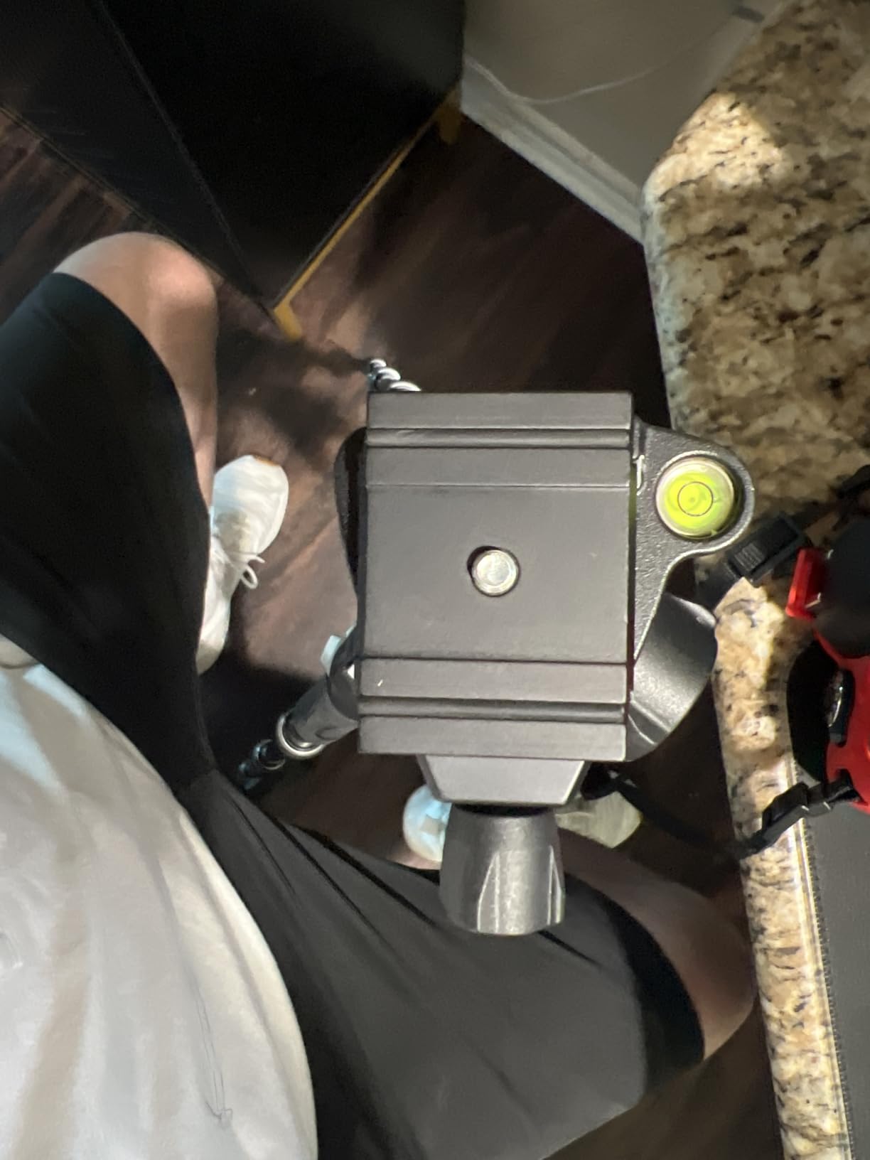 200PL Plate in Aluminium, for Camera Tripods, Lightweight and Compact, Easy and Quick Set Up, Photography Equipment, for Content Creation and Vlogging | Aluminium Plate, RC2 and Arca-Swiss Compatible, 1/4 Screw Plus 3/8 Adapter, 38 G, Supports Up to 10 Kg, Rubber Grips customer photo 2