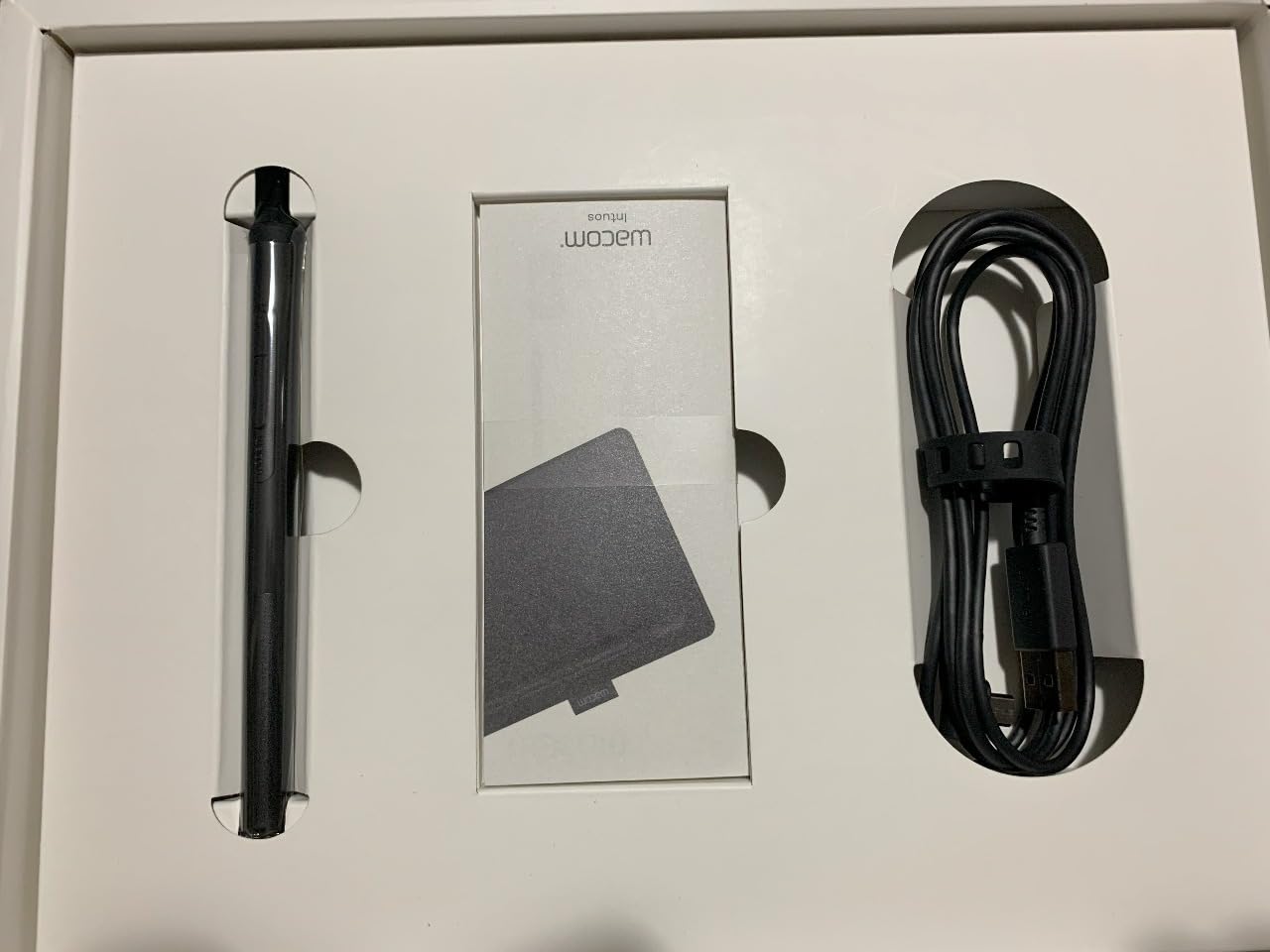 Wacom Intuos Medium Bluetooth Graphics Drawing Tablet, Portable for Teachers, Students and Creators, 4 Customizable ExpressKeys, Compatible with Chromebook Mac OS Android and Windows - Black | Battery-Free Pen, 4096 Pressure, Bluetooth and USB, Windows and Mac and Android and Chromeos customer photo 2