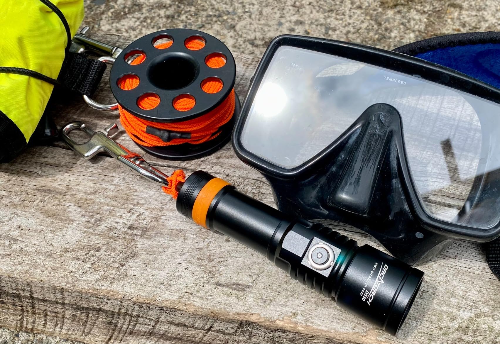 ORCATORCH D530 1500 Lumens Scuba Dive Light with 6500K Cold White Light | 3 Modes (High/Low/SOS), 7 degree Narrow Beam for Long Range Visibility, IP68 Waterproof, 150m Depth Rating, for Night & Cave Diving customer photo 1