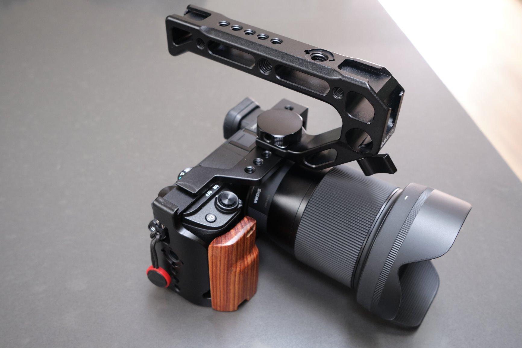 R008 Camera/DSLR Top Handle ARRI Hole Connection Grip for Sony A6400 6300 Camera Cage Low Angle Shots 4 Cold Shoe Mount Microphone 15MM NATO Rail Rod Clamp Tube Hole, Video Film Making Accessory customer photo 1