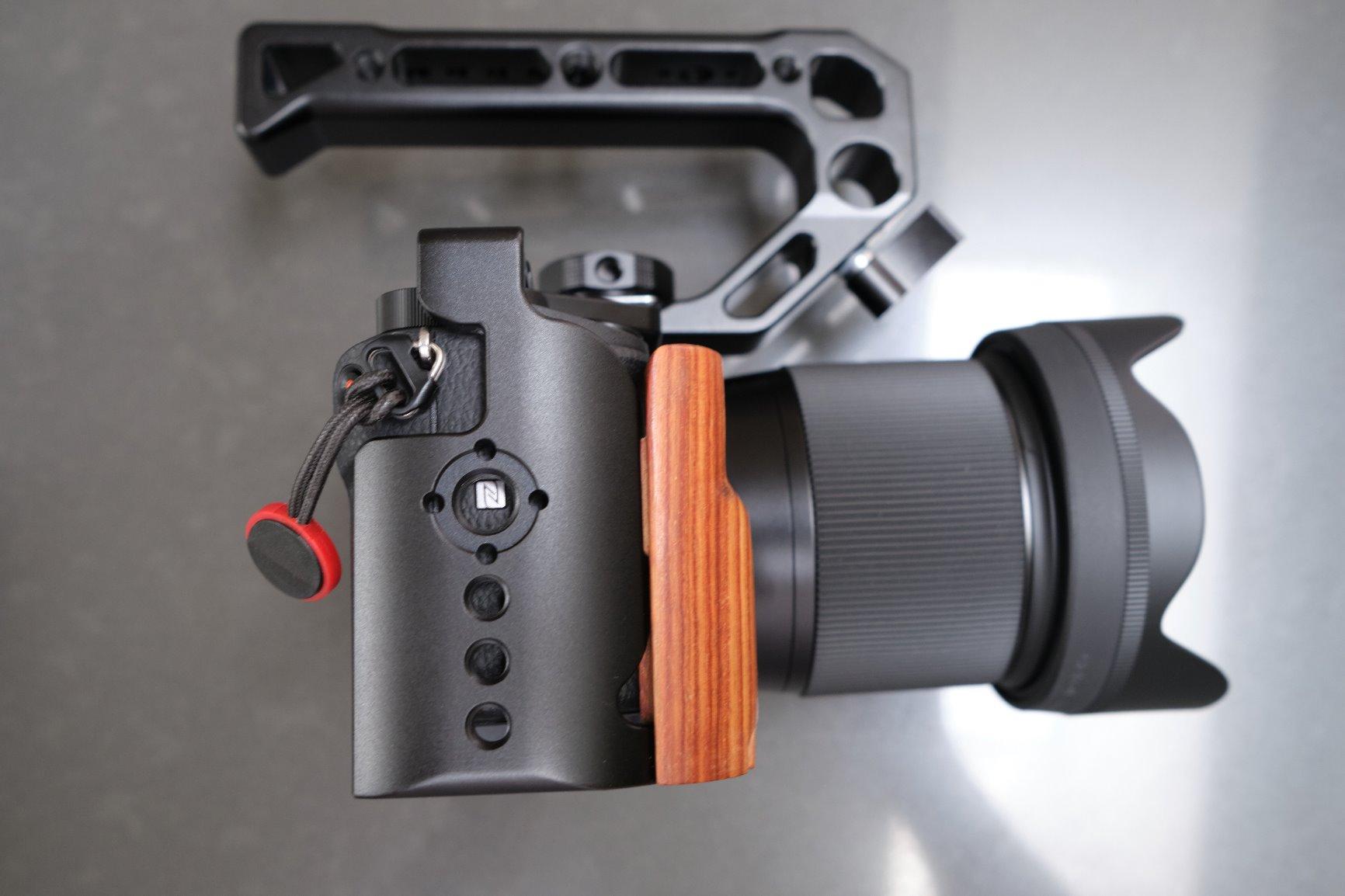 R008 Camera/DSLR Top Handle ARRI Hole Connection Grip for Sony A6400 6300 Camera Cage Low Angle Shots 4 Cold Shoe Mount Microphone 15MM NATO Rail Rod Clamp Tube Hole, Video Film Making Accessory customer photo 2