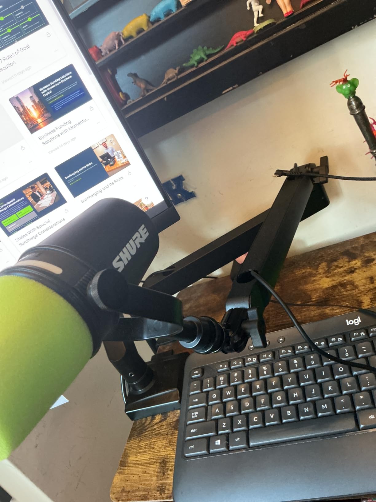 Elgato Wave Mic Arm Low Profile Microphone Boom Arm | Sits below shoulder line, 360-degree rotation, Magnetic cable channels, All-metal build, Fully adjustable mount customer photo 1