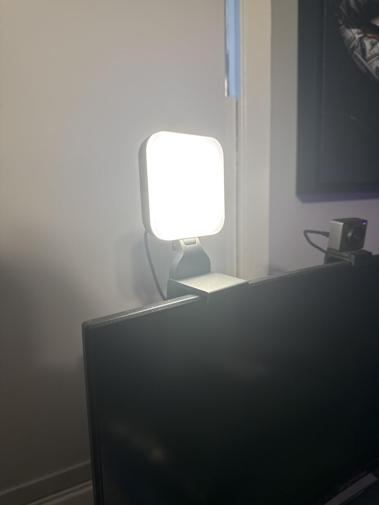 Logitech for Creators Litra Glow Premium LED Streaming Light - Graphite | Computer lighting for video conferencing, Zoom meetings, adjustable mount, desktop app control for PC/Mac customer photo 2