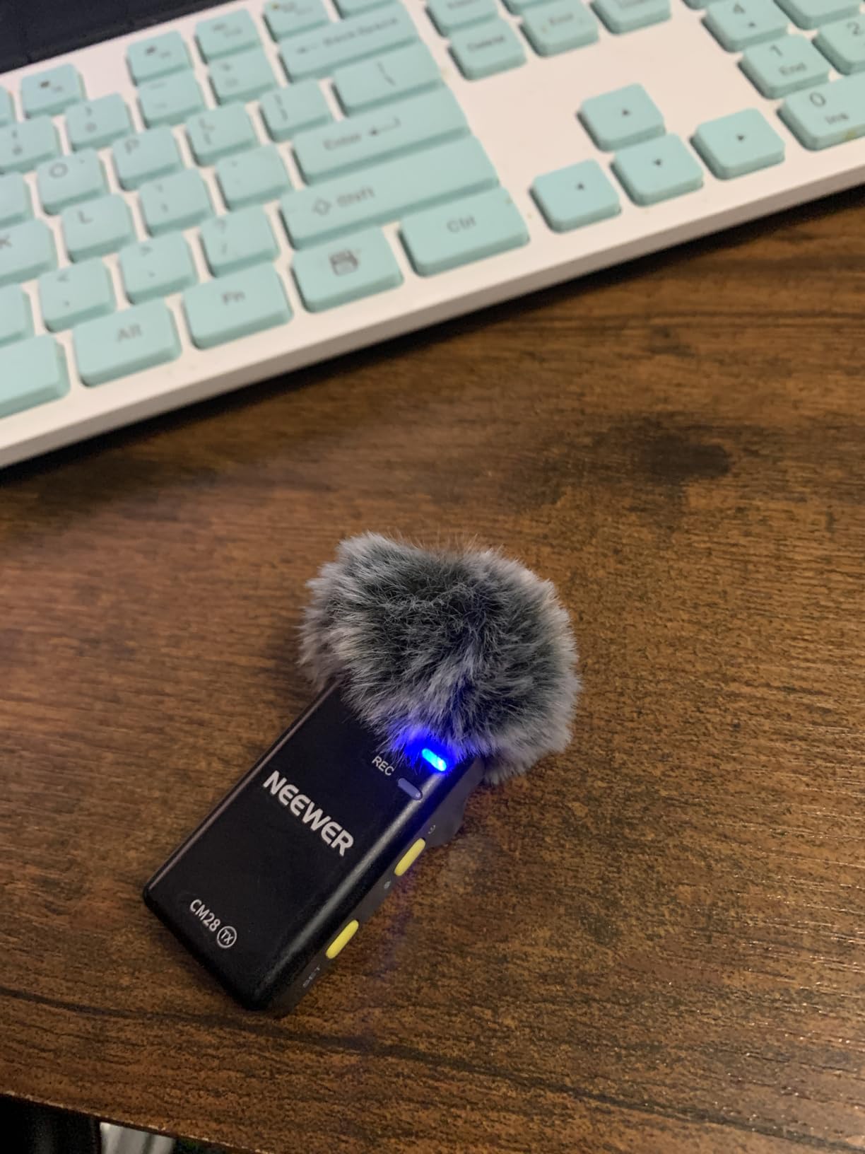 NEEWER CM28 Wireless Lavalier Microphone, Smart Noise Cancelling Lav Mic, 48KHz/16Bit 9hrs Uncompressed Recording, 200m Range, 4GB Storage for iPhone, Android, Camera, 1 RX + 2 TX + Charging Case customer photo 2