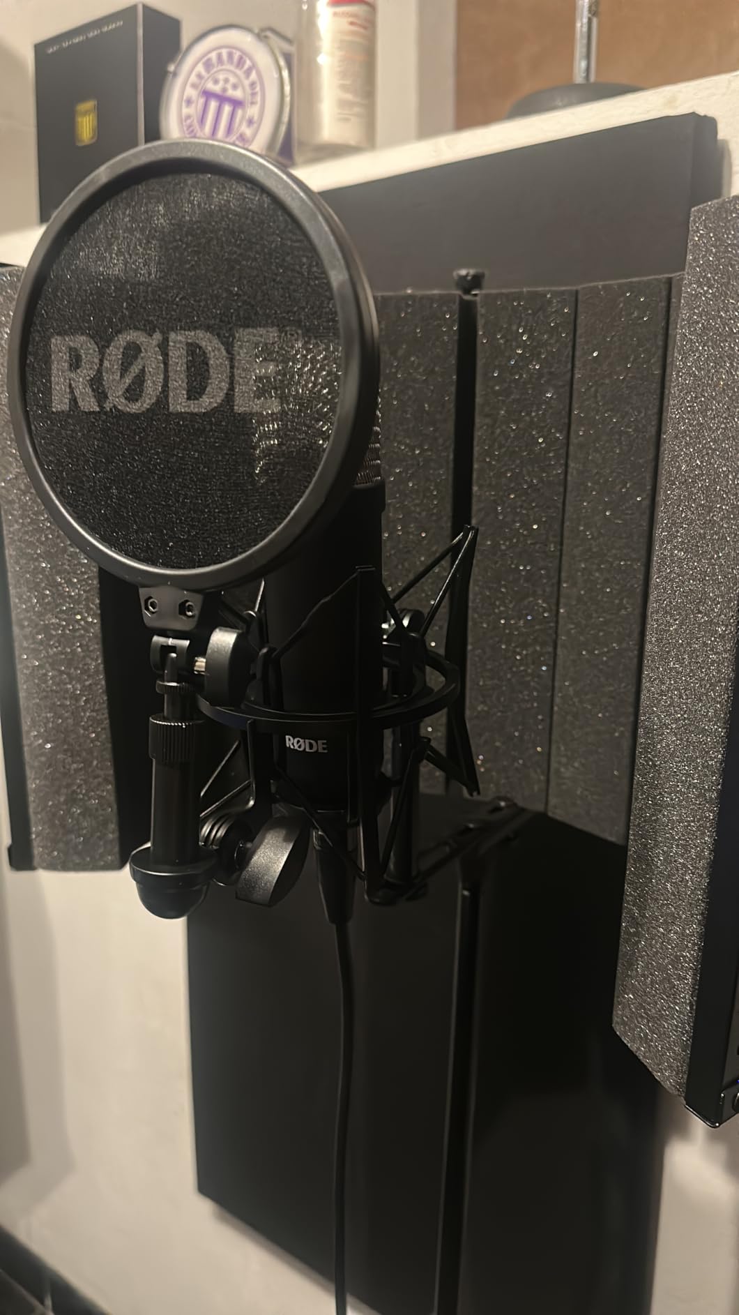RØDE NT1 Signature Series Large-Diaphragm Condenser Microphone with Shock Mount, Pop Filter and XLR Cable for Music Production, Vocal Recording, Streaming and Podcasting customer photo 2