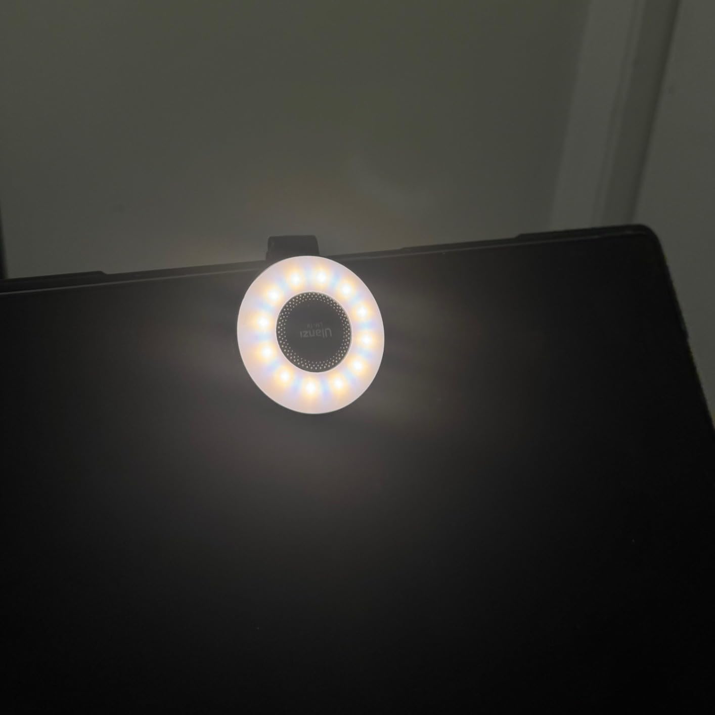 ULANZI LM19 Magnetic Selfie Light, LED Phone Ring Light for iPhone MagSafe, CRI95+ 2500K-8500K Portable Magnetic Phone Fill Lights customer photo 1