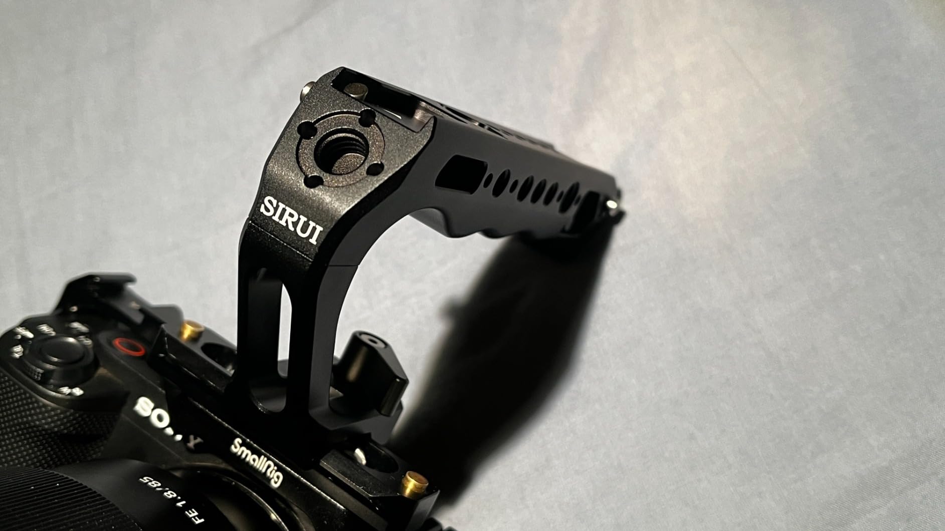 SIRUI Top Handle with Locating Mount for ARRI and NATO Mount, All-Aluminium Camera Cage Handle Grip with Cold Shoe with Safety Pin, Multiple Threaded Holes, AM-MTHA, Pack of 1 customer photo 1