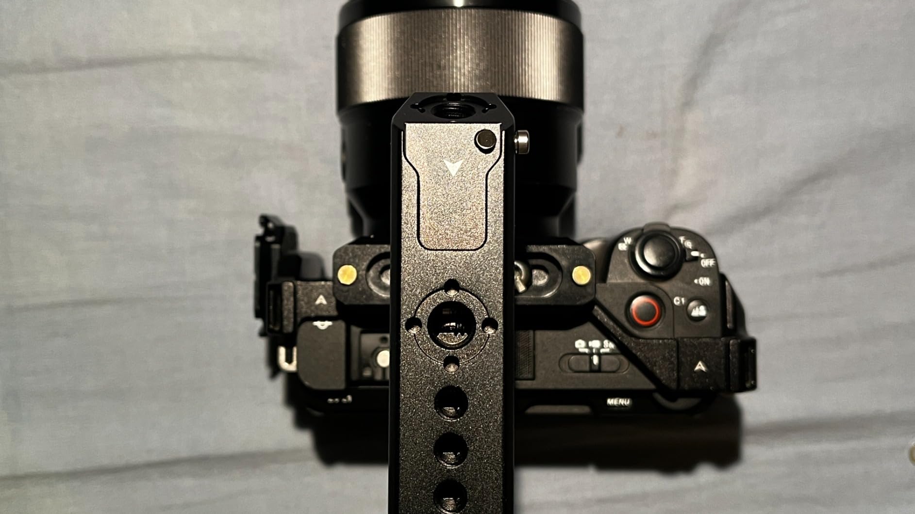 SIRUI Top Handle with Locating Mount for ARRI and NATO Mount, All-Aluminium Camera Cage Handle Grip with Cold Shoe with Safety Pin, Multiple Threaded Holes, AM-MTHA, Pack of 1 customer photo 2