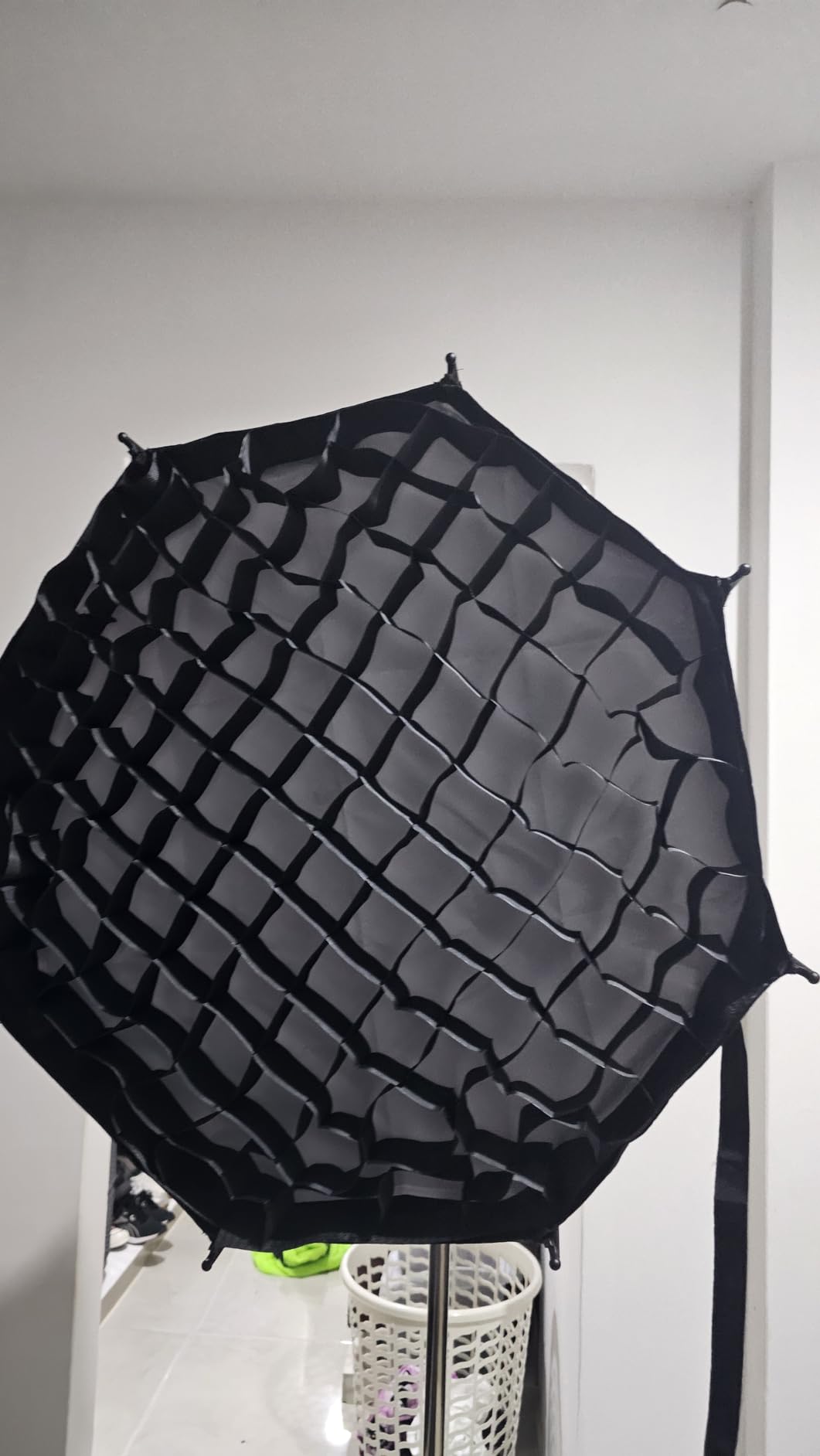 NEEWER 35.4'' Octagonal Softbox, Quick Release Parabolic Soft Box with Bowens Mount, Diffusers, Grid, Bag Compatible with Aputure 120d, Godox SL60w, NEEWER Q4 AS600B CB300B Q300 (NS92P) customer photo 1