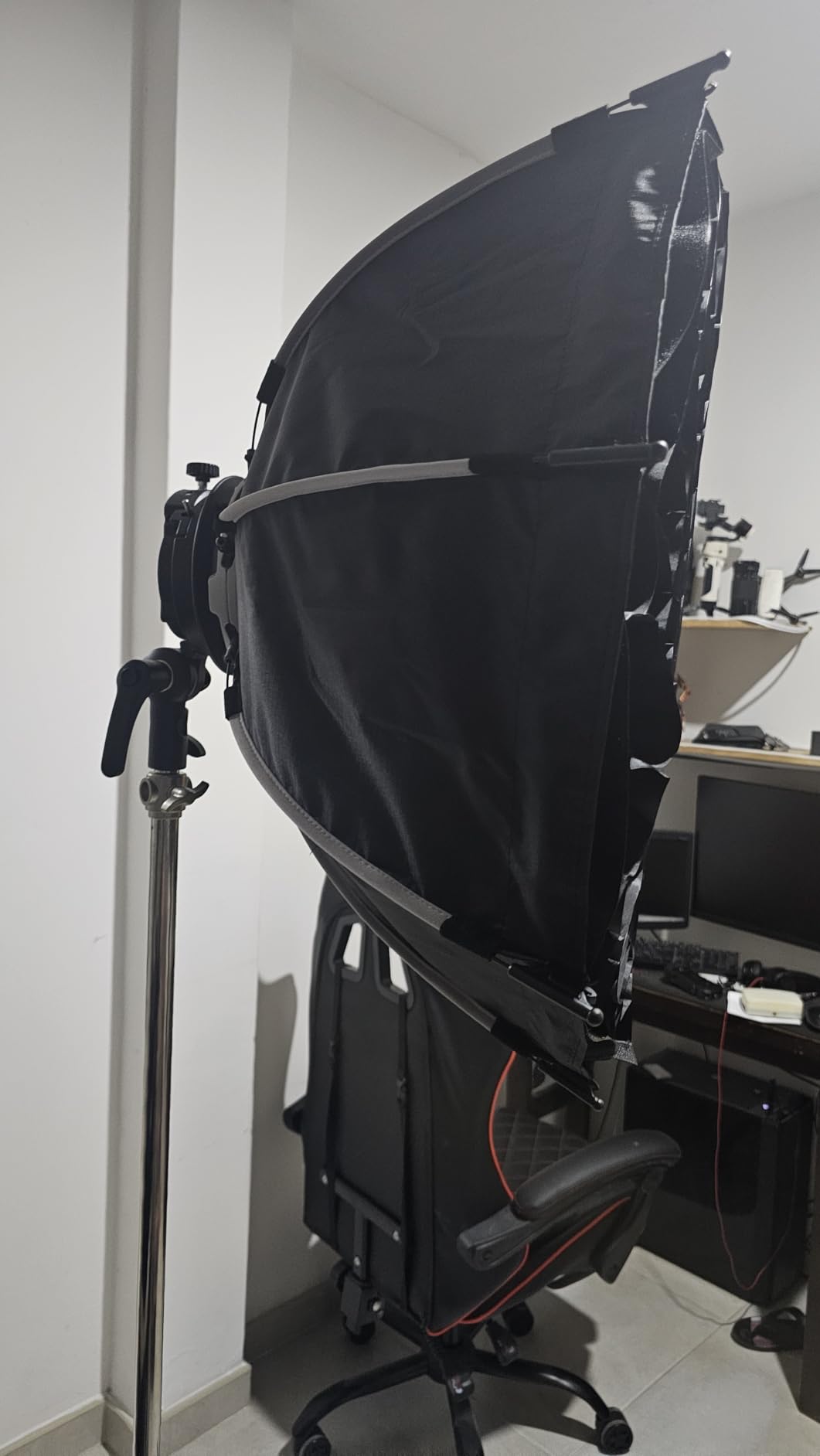 NEEWER 35.4'' Octagonal Softbox, Quick Release Parabolic Soft Box with Bowens Mount, Diffusers, Grid, Bag Compatible with Aputure 120d, Godox SL60w, NEEWER Q4 AS600B CB300B Q300 (NS92P) customer photo 2
