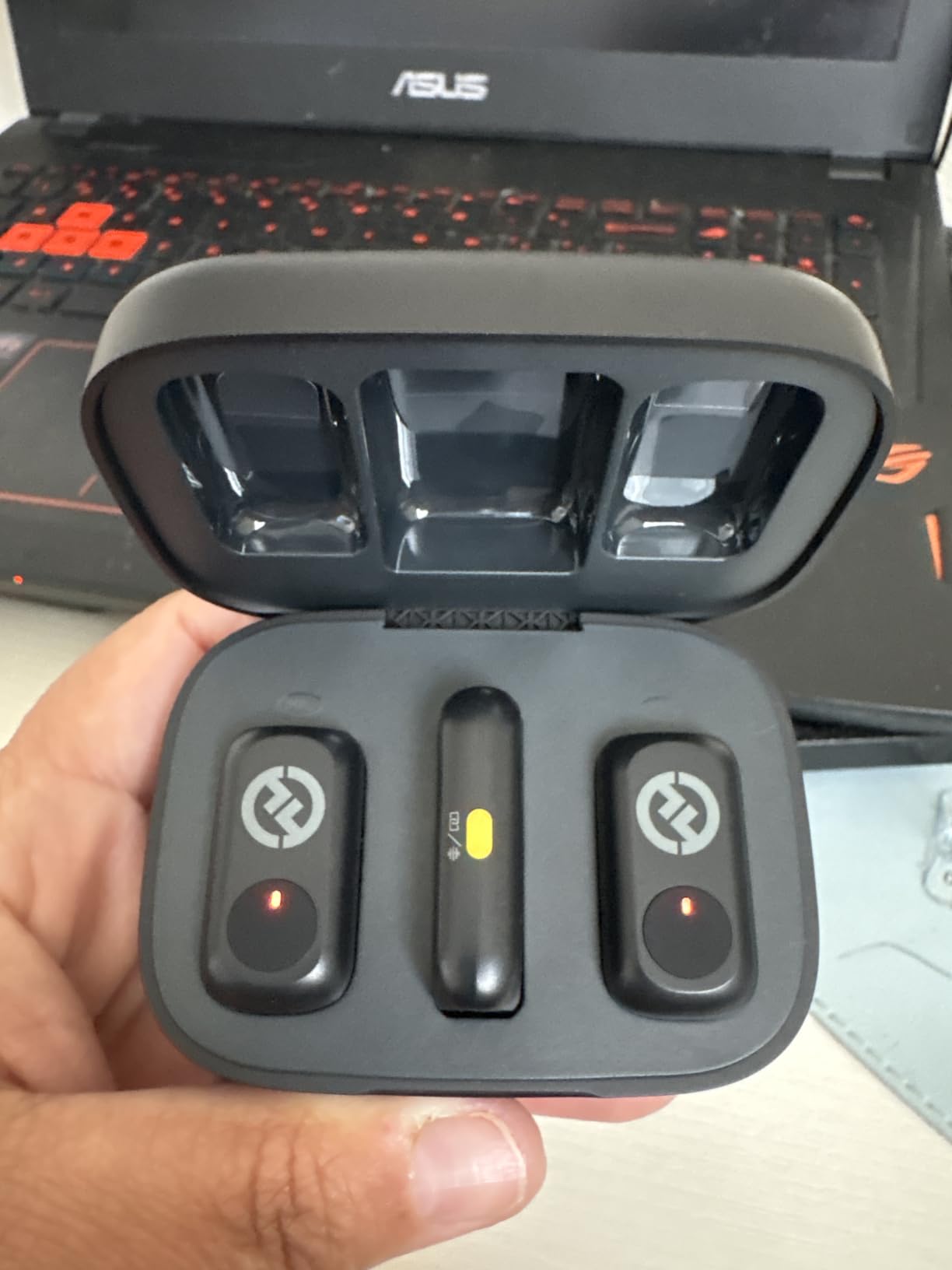 Hollyland Lark A1 Wireless Microphone for iPhone & Android, 48kHz/24-bit Studio Audio, 3-Level Noise Cancellation, 200m Range, Magnetic Mini Mic for Video Recording & Live Streaming (2TX + USB-C RX) customer photo 1
