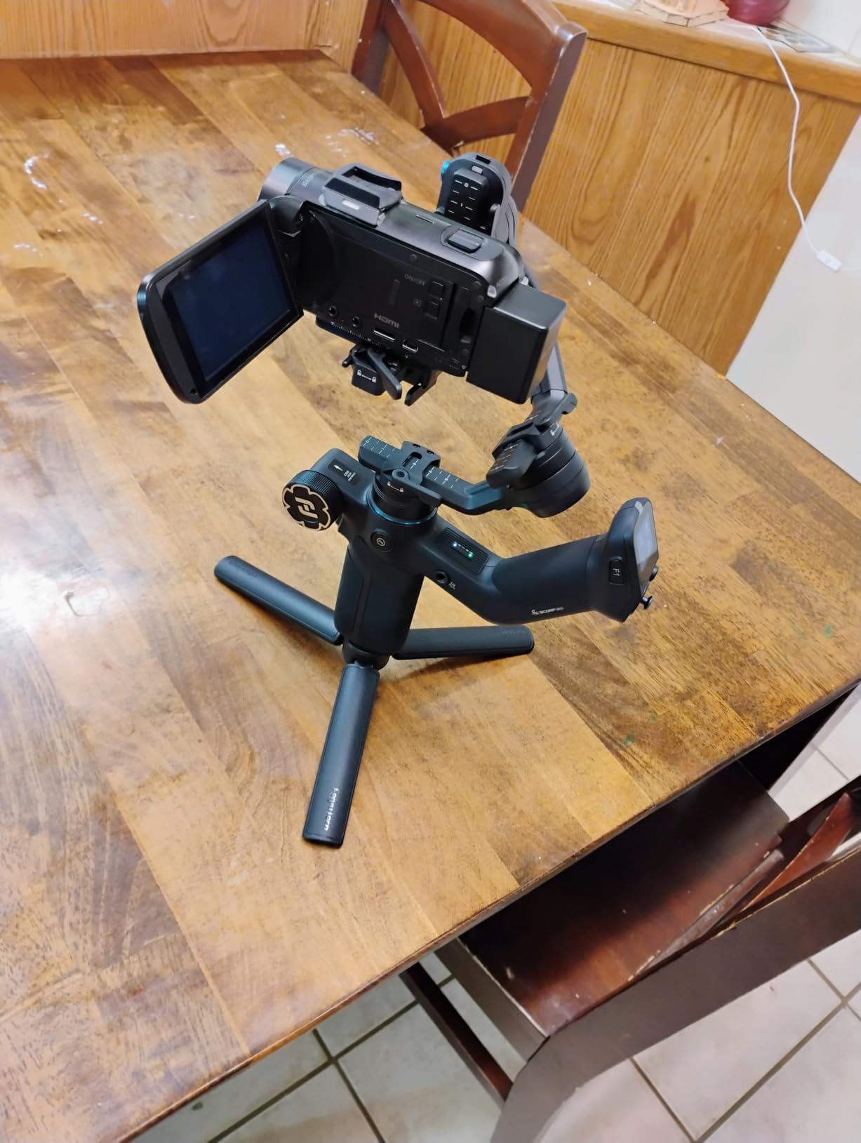 FeiyuTech SCORP Mini 3 Combo All-in-One 3-Axis Camera Gimbal with AI Tracking, Vertical Shooting, Bluetooth and Cable Control, Supports Cameras up to 4.41 lbs for Sony/Canon and Action Cams customer photo 1