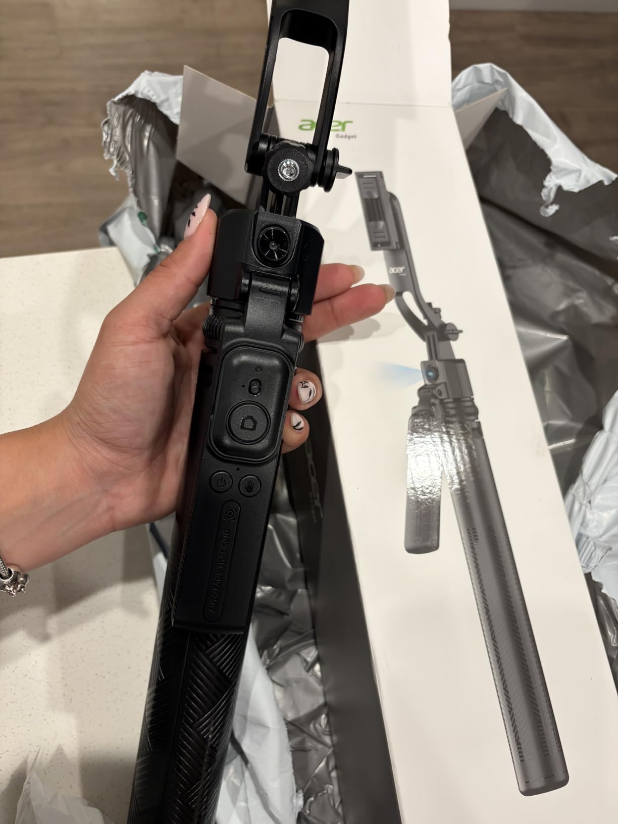 Acer Gadget Auto Face Tracking Tripod for iPhone/Cell Phone/Android/Camera with Light and Remote, 64