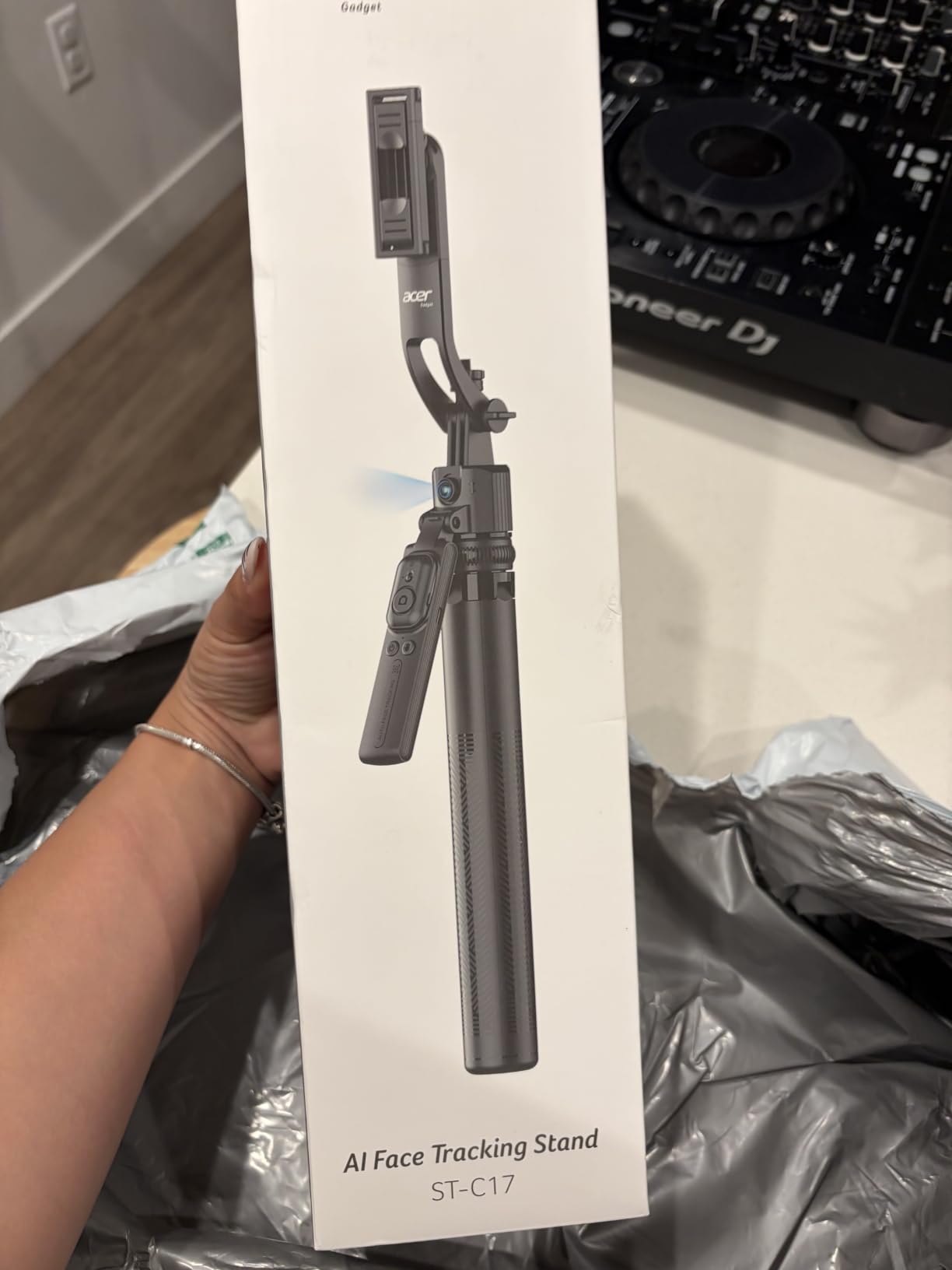 Acer Gadget Auto Face Tracking Tripod for iPhone/Cell Phone/Android/Camera with Light and Remote, 64
