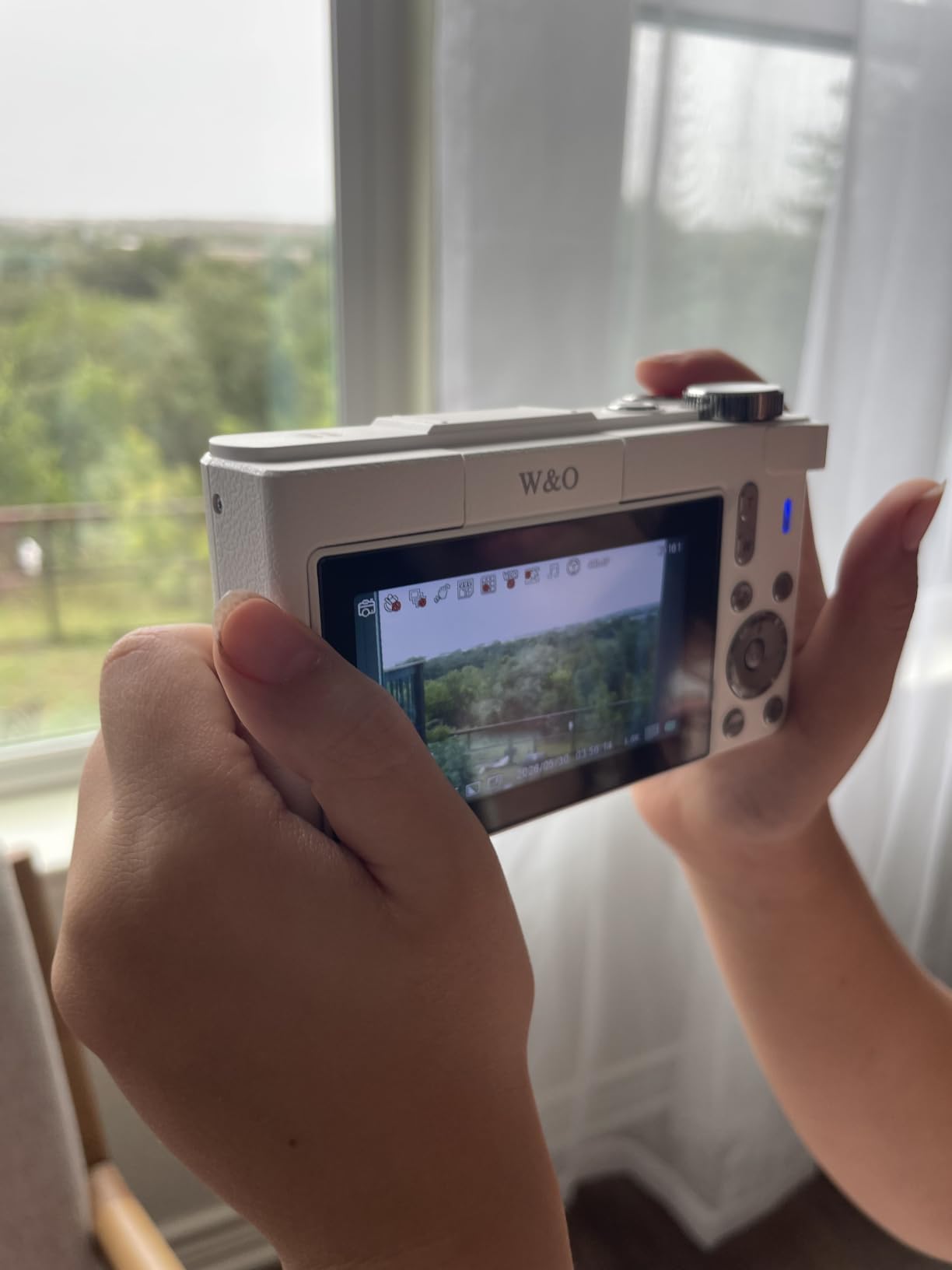 W & O 4K Digital Camera for Photography,Flip Screen Digital Camera for Kids | 64MP Vlogging Camera for YouTube with SD Card,16X Zoom Autofocus,Point and Shoot digital cameras for Teens Beginner,White customer photo 1