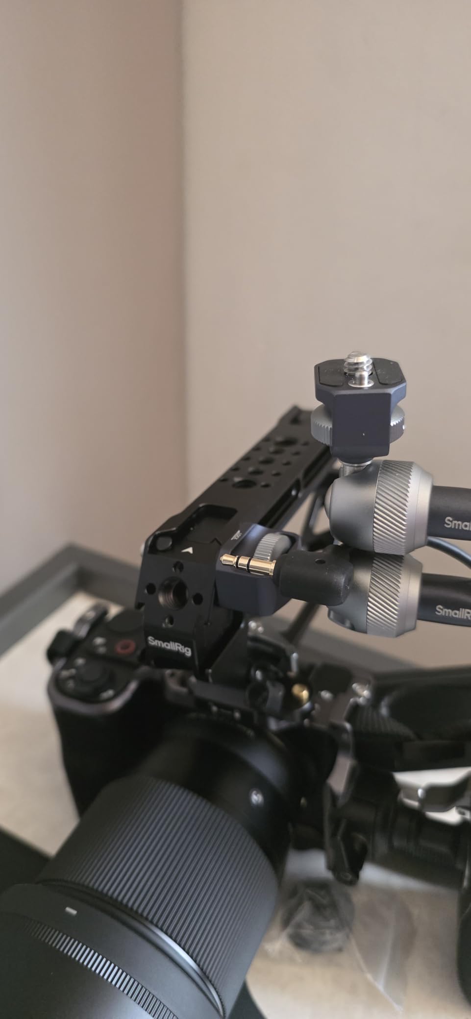 SmallRig D-Style NATO Rail Top Handle with Quick Release Clamp, Cold-Resistant Silicone Grip, 1/4-inch & 3/8-inch Mounting Holes for Camera, Monitor, Microphone, Versatile Handheld Rig Handle - 5661 customer photo 1