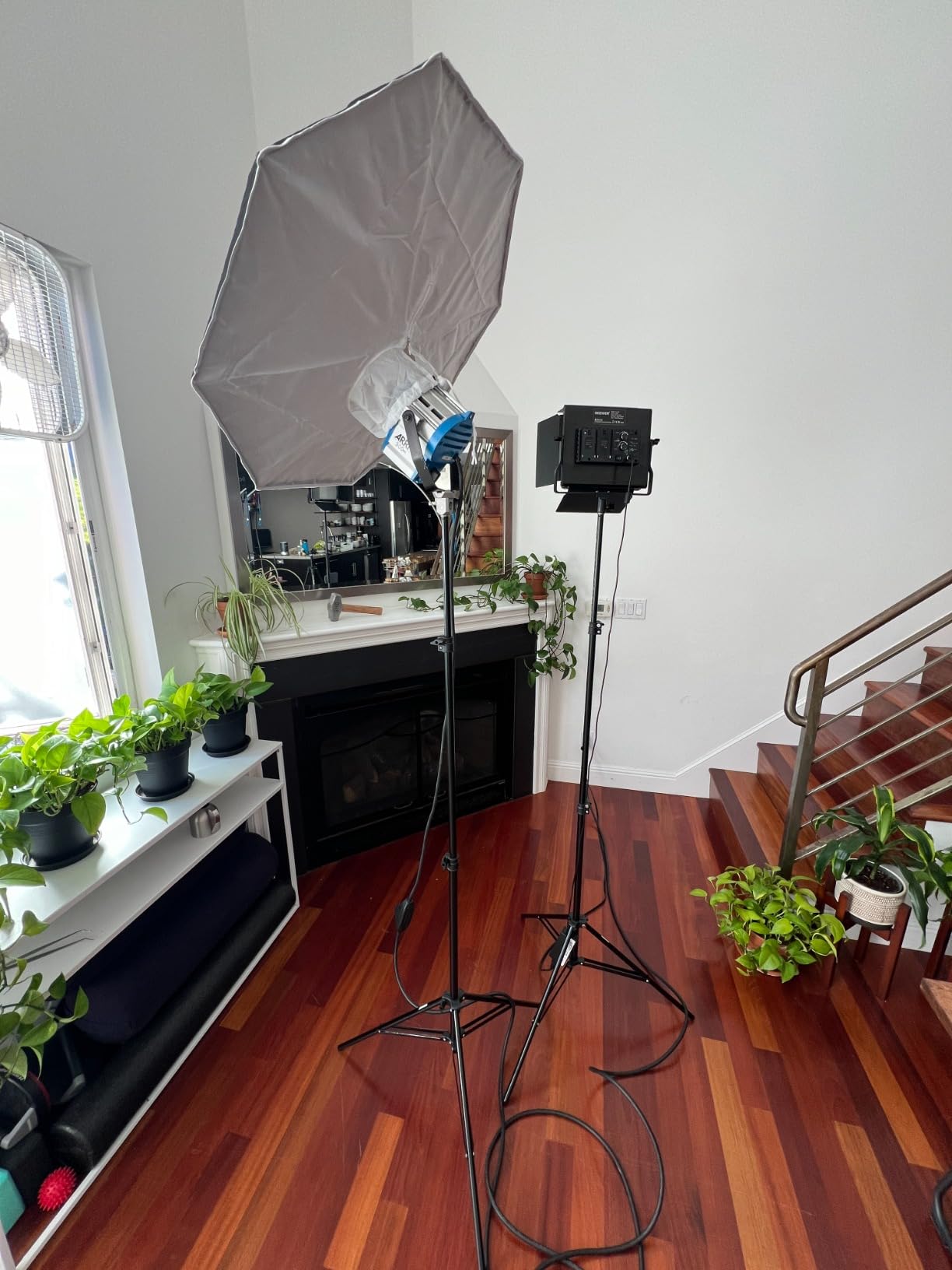 Neewer 6.23 Feet/190CM Aluminum Light Tripod Stands For Studio Kits, Photography Lights, Softboxes(Black,2 Pack) customer photo 2