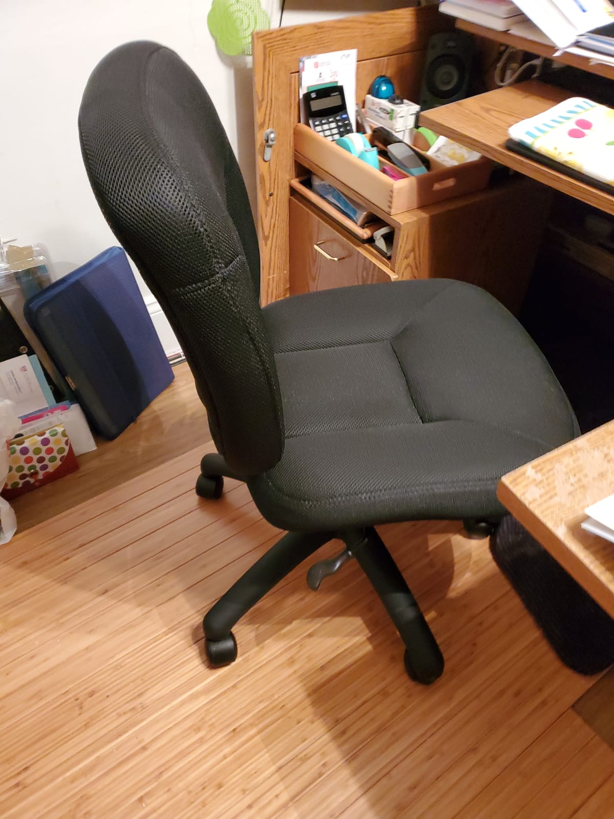 Amazon Basics Low-Back Armless Office Desk Chair with Back Support, Adjustable Height, 360 Degree Swivel, Fabric Upholstery, Rolling Wheels, Black customer photo 1