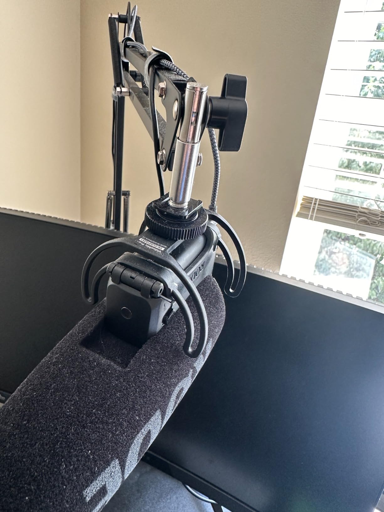RØDE VideoMic Pro+ Premium On-Camera Shotgun Microphone with High-Pass Filter, High-frequency Boost, Pad, Safety Channel for Filmmaking, Content Creation and Location Recording customer photo 2