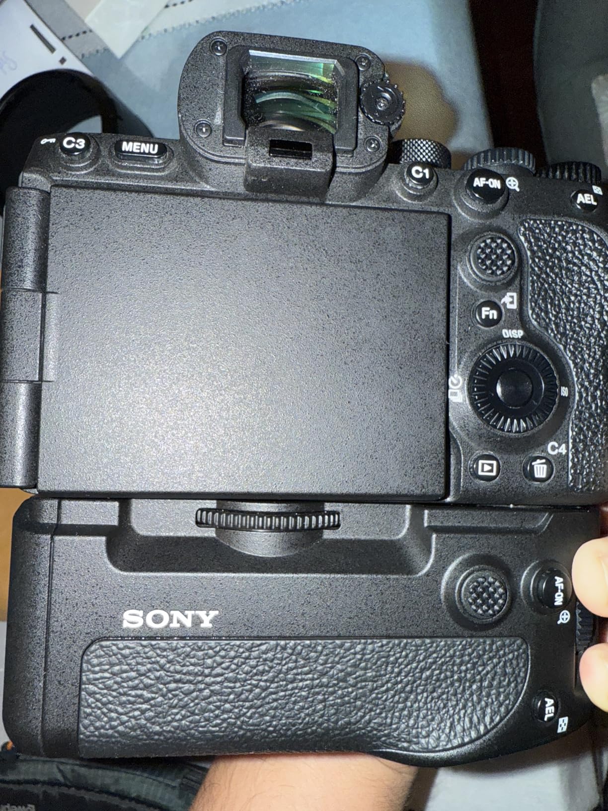 Sony Vertical Grip for Alpha 7R IV - VG-C4EM | Vertical shooting and battery expansion with dual Z-series slots and dust-moisture resistance customer photo 1