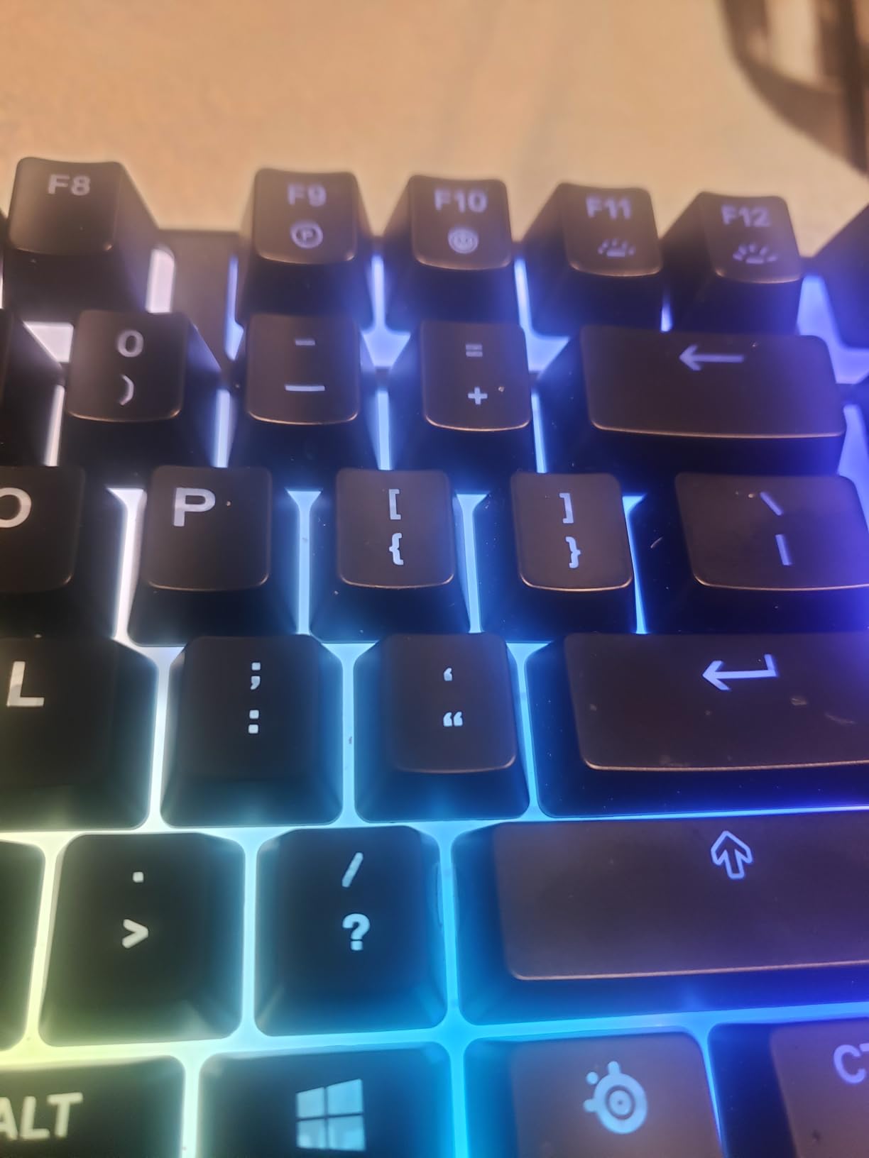 SteelSeries Apex 3 RGB Gaming Keyboard - 10-Zone RGB Illumination - IP32 Water Resistant - Premium Magnetic Wrist Rest (Whisper Quiet Gaming Switch) customer photo 1