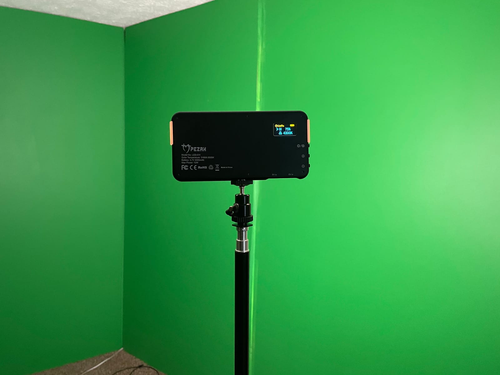 ENEGON 4000mAh Rechargeable Mountable Bicolor LED Video Light with Mini Panel for Professional DSLR Cameras customer photo 2