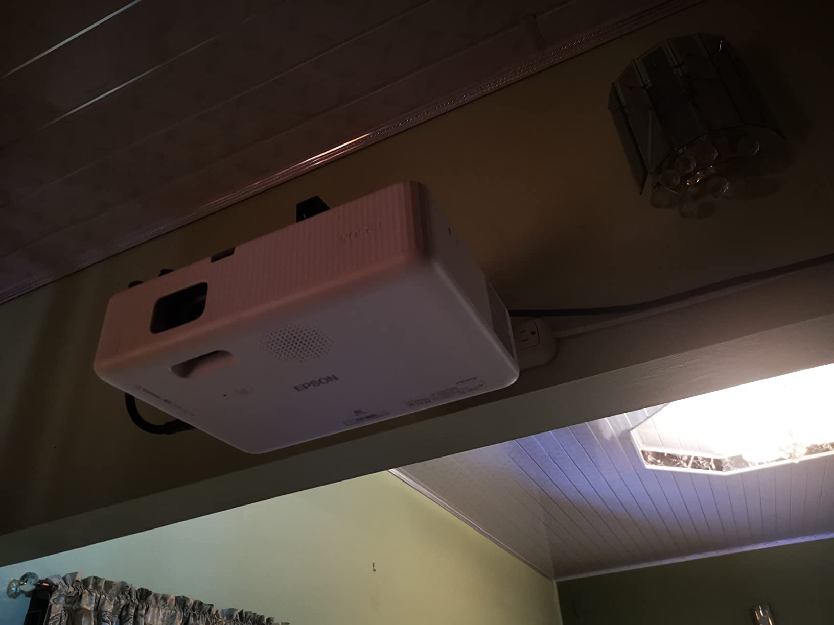 Epson EpiqVision Flex CO-W01 Portable Projector 3-Chip 3LCD Technology customer photo 1