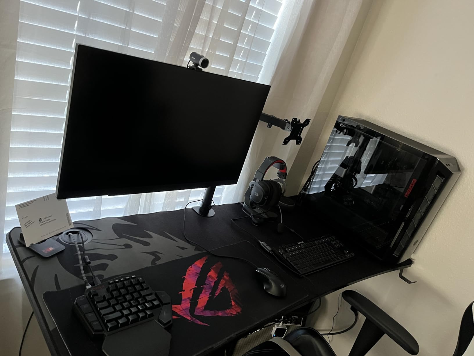 LG 27GR83Q-B 27-inch Ultragear QHD (2560x1440) IPS Gaming Monitor, 240Hz, 1ms, DisplayHDR 400, G-Sync AMD FreeSync Premium, HDMI 2.1 DisplayPort, 4-Pole HP Out DTS HP:X, Tilt/Height/Pivot Stand, Black customer photo 1