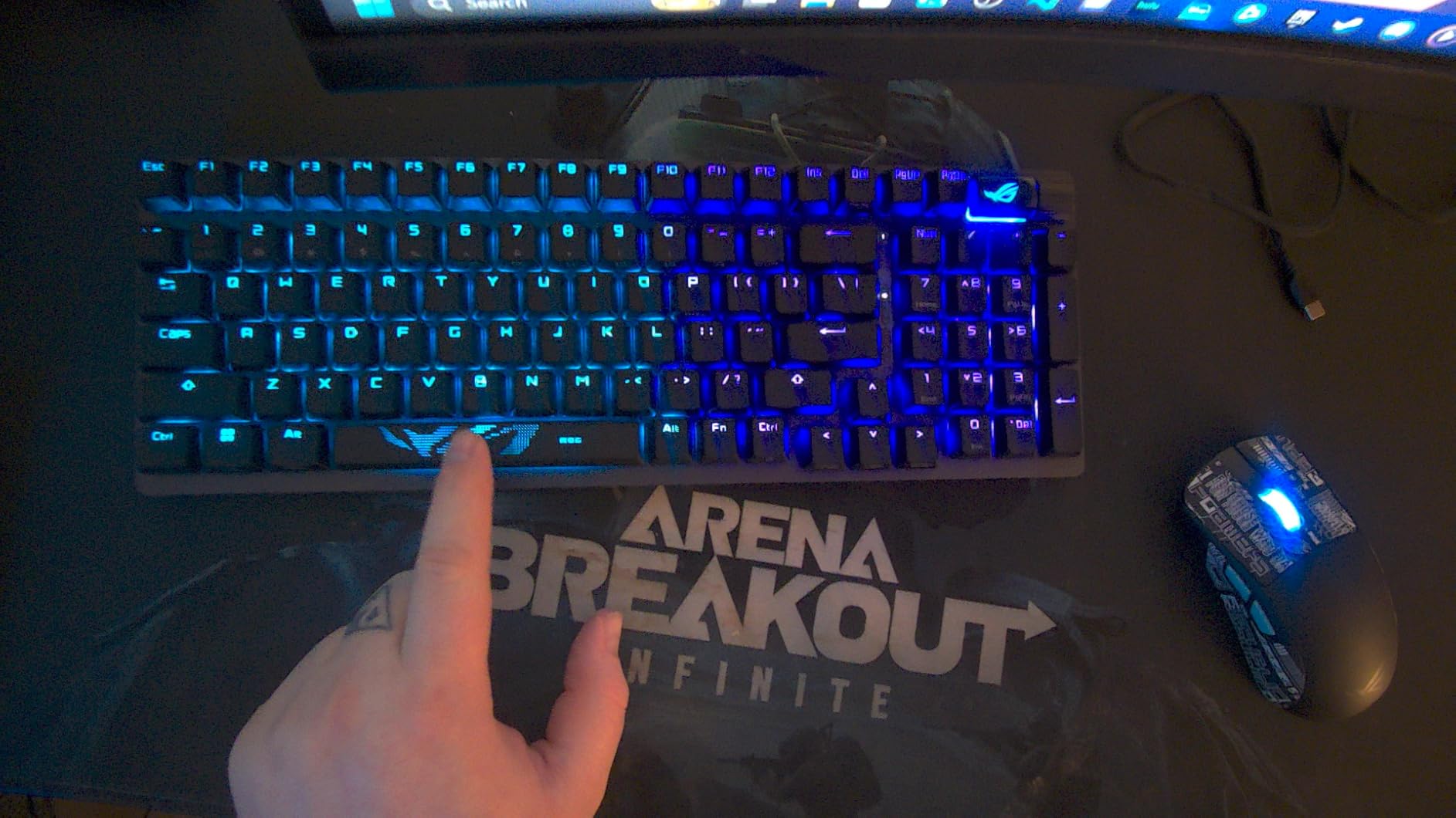 ASUS ROG Strix Scope II 96 Wireless Mechanical Gaming Keyboard, 96% Full-Size, Tri-Mode Connectivity, Hot Swappable Pre-lubed ROG NX Snow Linear Switches, PBT Keycaps, RGB customer photo 1