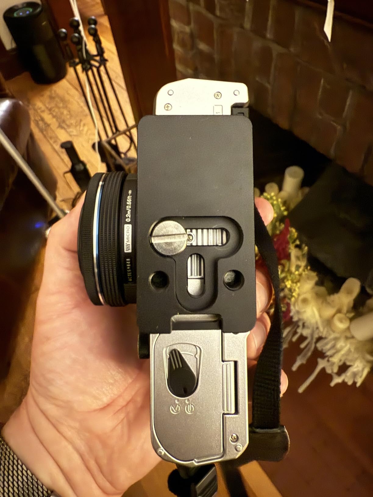 Quick Release Plate for AirTag for Canon Sony Nikon Fujifilm & More Camera | Metal, w 1/4