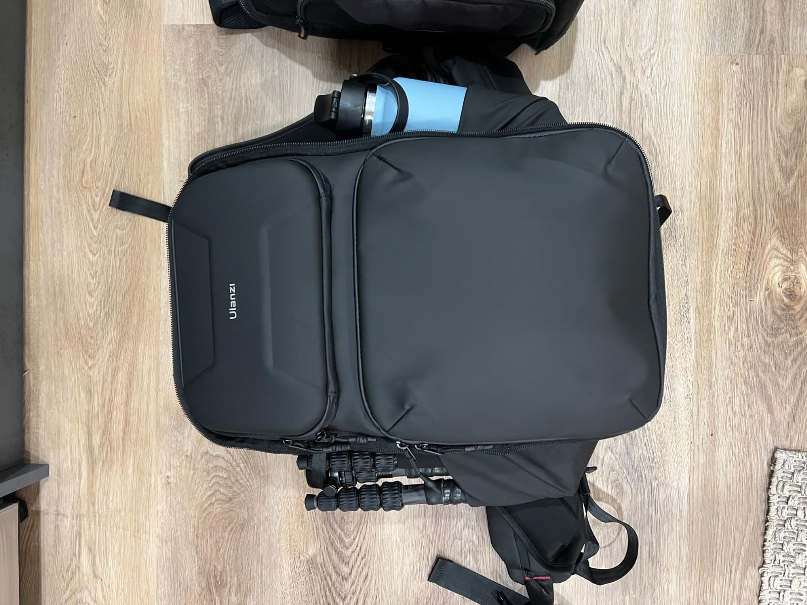 ULANZI BP10 35L Hardshell Camera Backpack, Professional Splash-proof Photography Camera Case Anti Theft Travel for Photographers Unisex Drone DSLR Mirrorless Camera Lens Tripod Holder 17'' Laptop customer photo 1