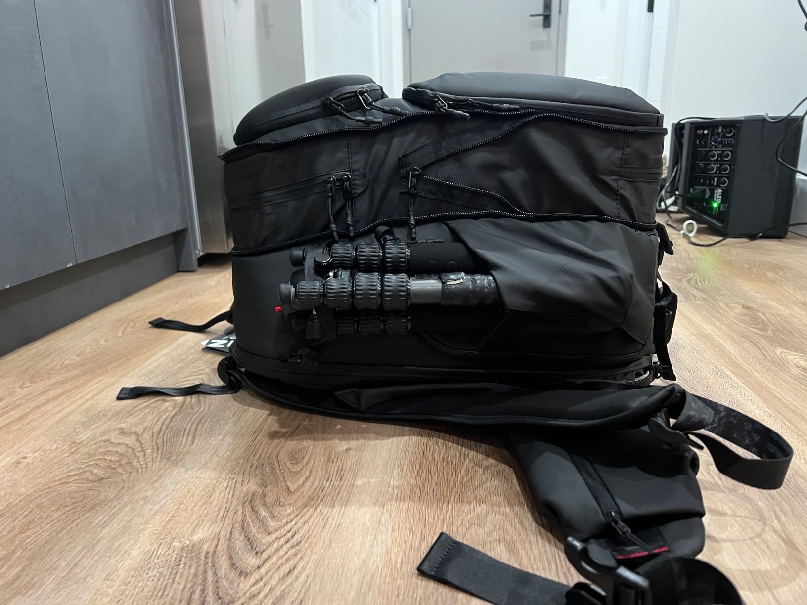ULANZI BP10 35L Hardshell Camera Backpack, Professional Splash-proof Photography Camera Case Anti Theft Travel for Photographers Unisex Drone DSLR Mirrorless Camera Lens Tripod Holder 17'' Laptop customer photo 2