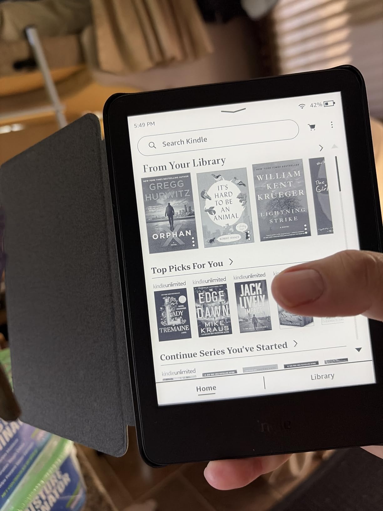 Like-New Amazon Kindle 16 GB (newest model) - Lightest and most compact Kindle, now with faster page turns, and higher contrast ratio, for an enhanced reading experience - Black customer photo 2