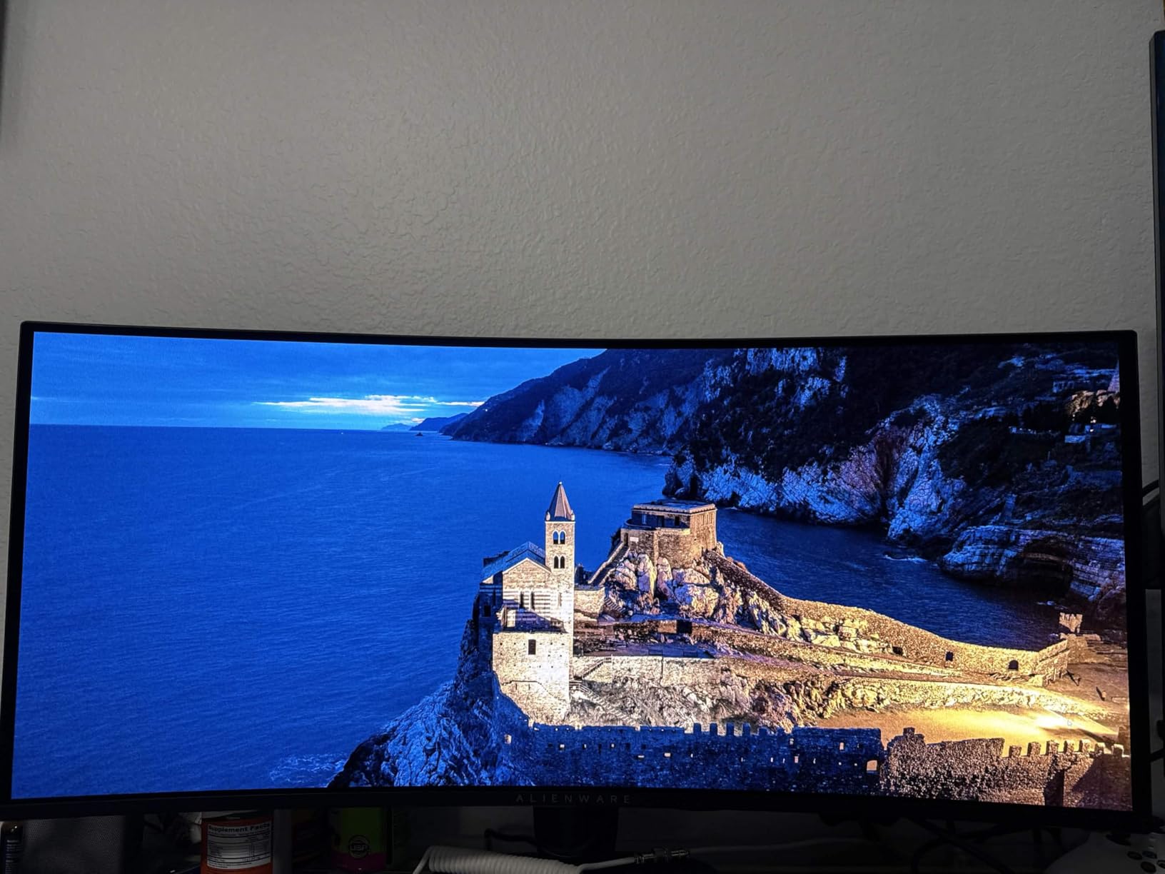 Alienware 34 240Hz QD-OLED Curved Gaming Monitor - AW3425DW - 34.2-inch WQHD (3440 x 1440) 0.03ms Display, 1800R Curve, AMD FreeSync Premium Pro, VESA AdaptiveSync, DisplayHDR TrueBlack 400 customer photo 1