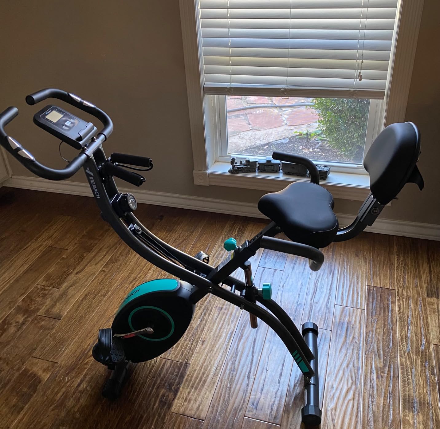MERACH Exercise Bike with Screen, Rotatable HD Display, Magnetic Resistance customer photo 2