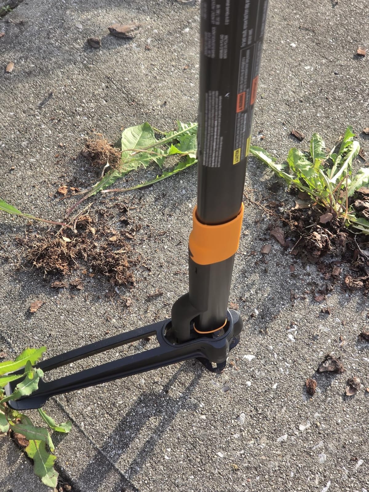 Fiskars Deluxe Stand-Up Weed Puller Tool, 4 Serrated Stainless Steel Claws customer photo 1