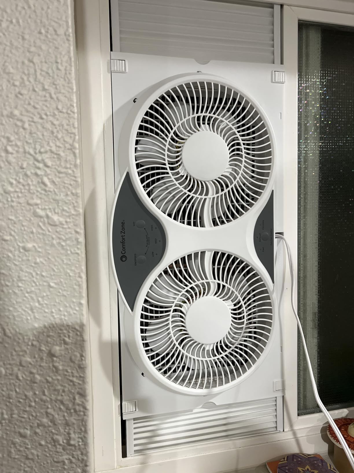 COMFORT ZONE Window Fan for Bedroom, 9 inch 3 Speed Dual Fans with Auto-Locking Expanders, 3 Modes (Cool, Circulate, Exhaust), Remote Control, Fabric Cover plus Bug Screen, White customer photo 2
