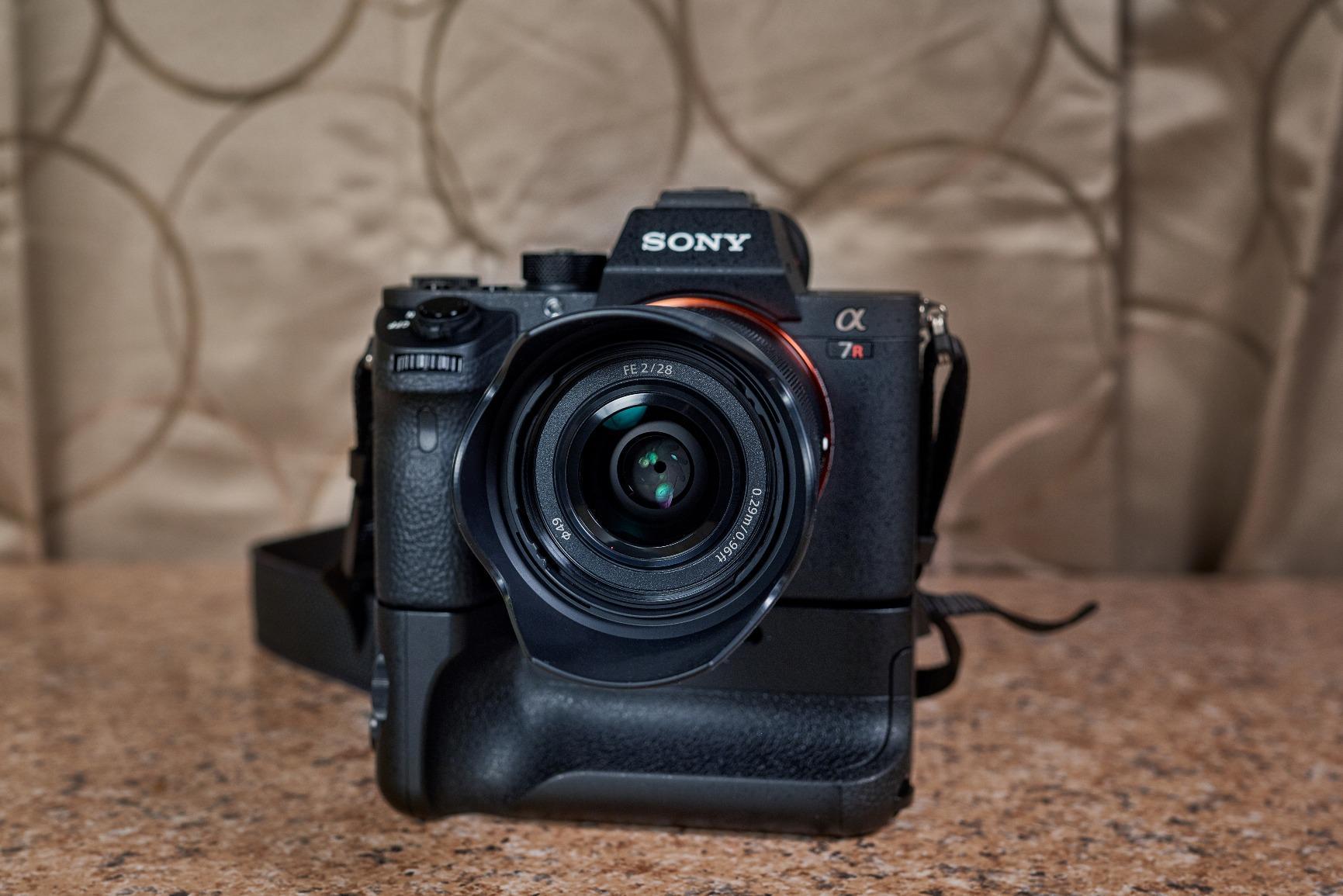 Sony a7R II Full-Frame Mirrorless Interchangeable Lens Camera, Body Only (Black) (ILCE7RM2/B), Base customer photo 2