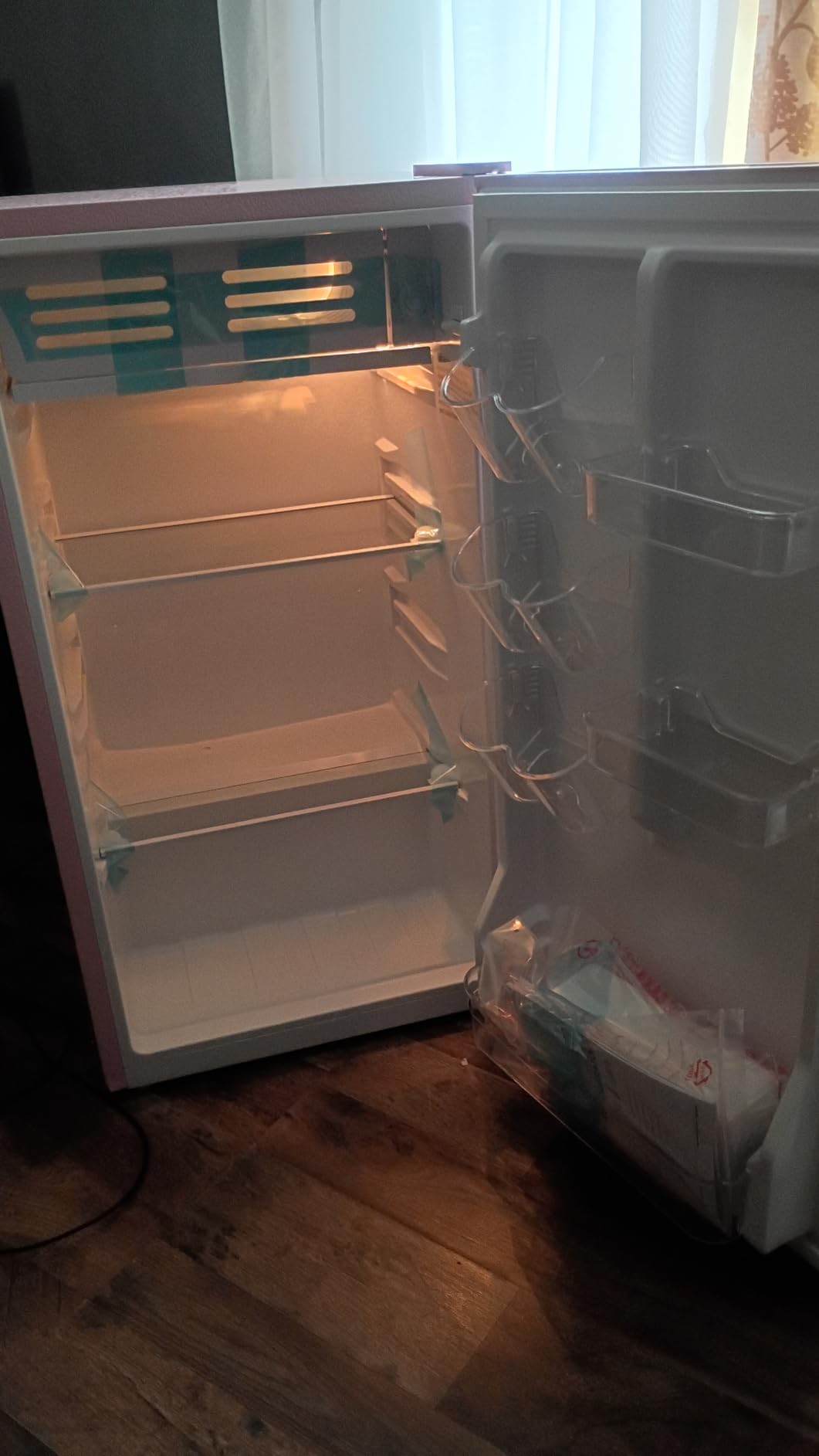Frigidaire Retro Compact Fridge with Chiller, 3.2 cu ft Countertop Fridge with Built-in Bottle Opener, Compact Refrigerator for Office, Bedroom, Dorm Room or Cabin (Red) customer photo 2