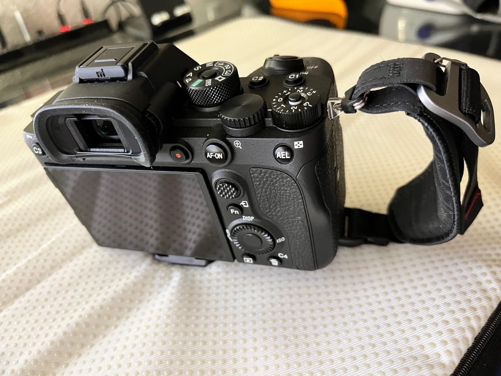 Peak Design Clutch Camera Hand Strap, Compatible with Any DSLR or SLR Body, Small, Sleek and Durable, Quick Release, Adjustment and Connection, Camera Straps for Photographers, 200 lb Capacity customer photo 2