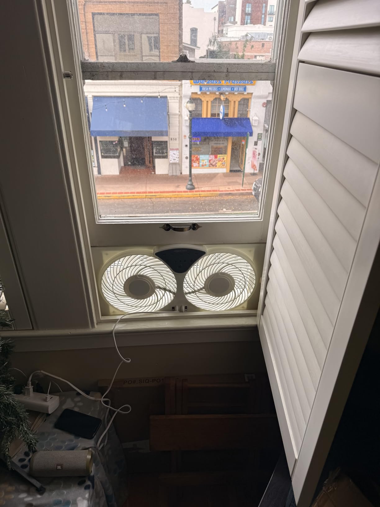 Amazon Basics Twin Window Fan with Reversible Airflow, 3 Speeds, Exhaust, Expandable Side Panel, Digital Control, 9 inch, 78W, White customer photo 1
